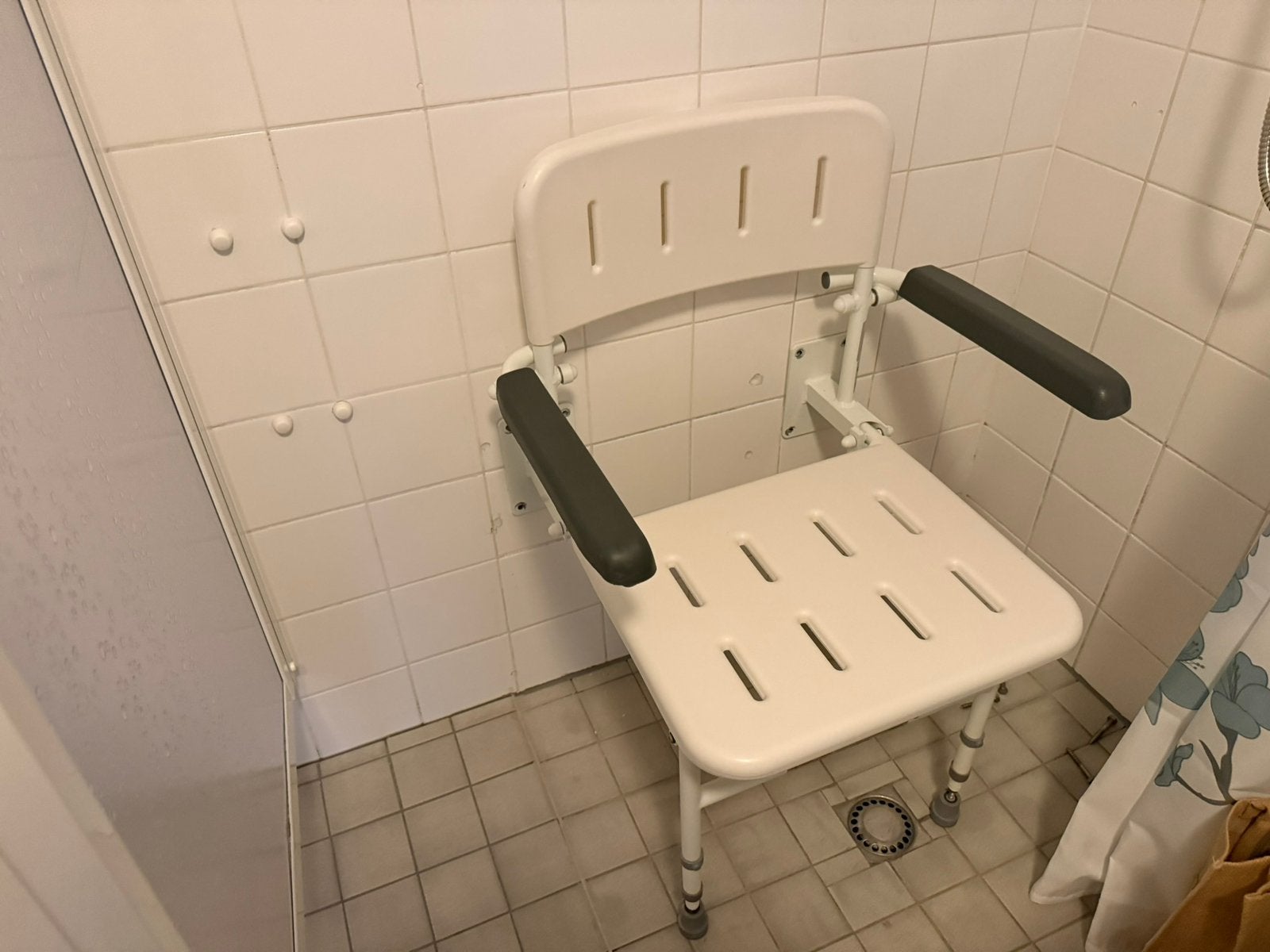 Opklapbare douchestoel met armleuningen, Ophalen, Gebruikt, Overige typen, 50 tot 100 cm