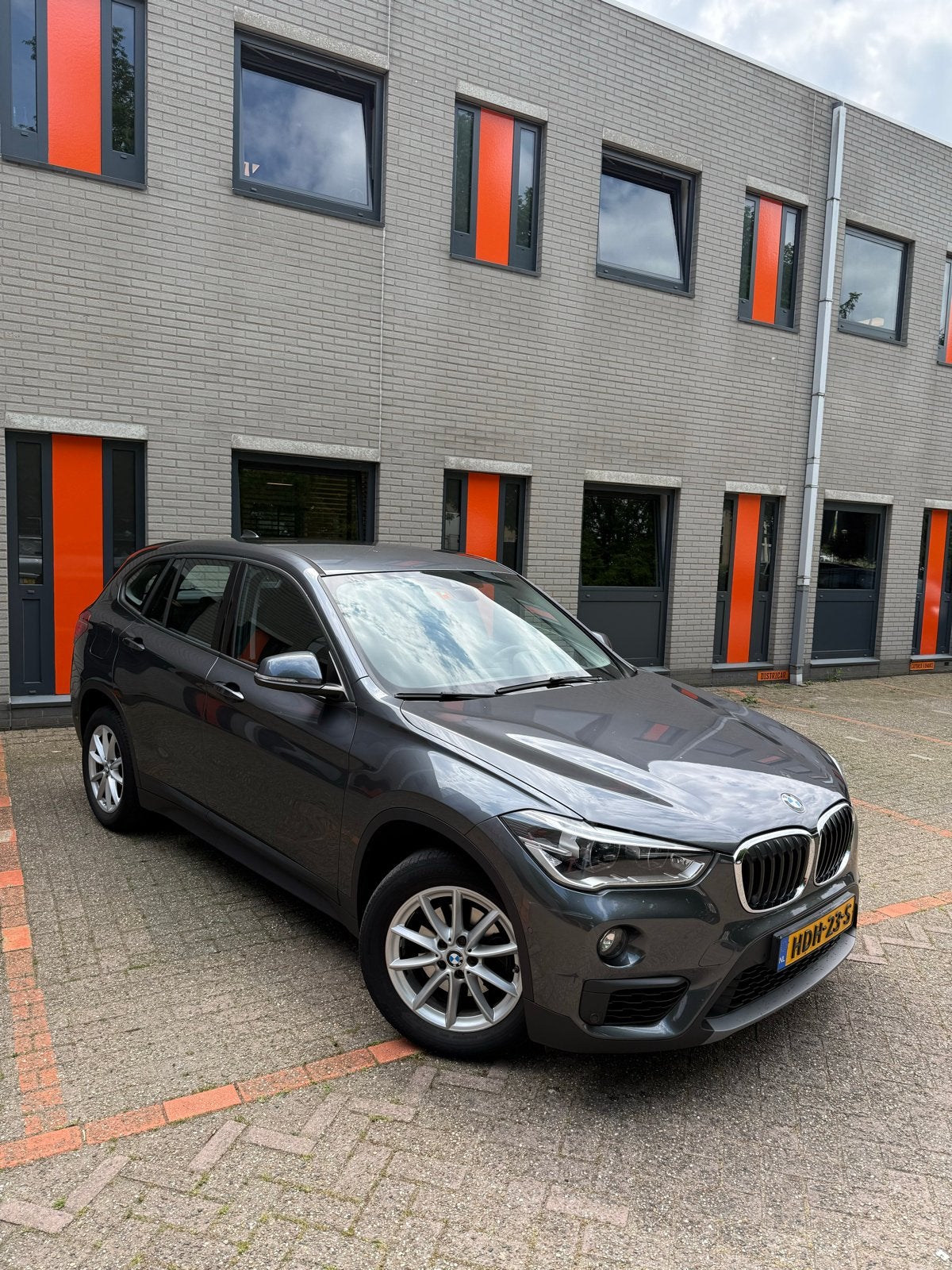 BMW X1 Sdrive18i 140pk Aut 2017 Grijs | garantie | 89.000, Particulier, 1405 kg, LED verlichting, 1499 cc