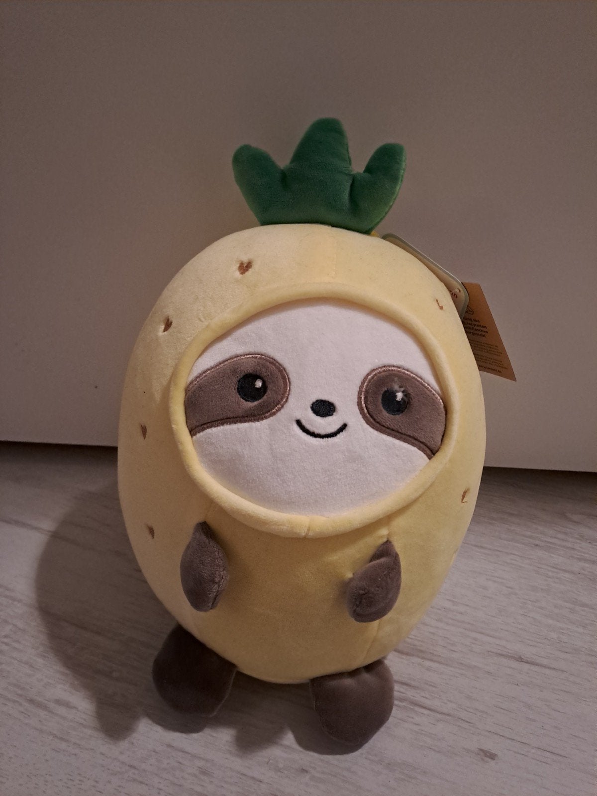 Kawaii Luiaard Knuffel in Ananas Kostuum - Nieuw met Label, Overige merken, Overige typen, Nieuw, Ophalen of Verzenden
