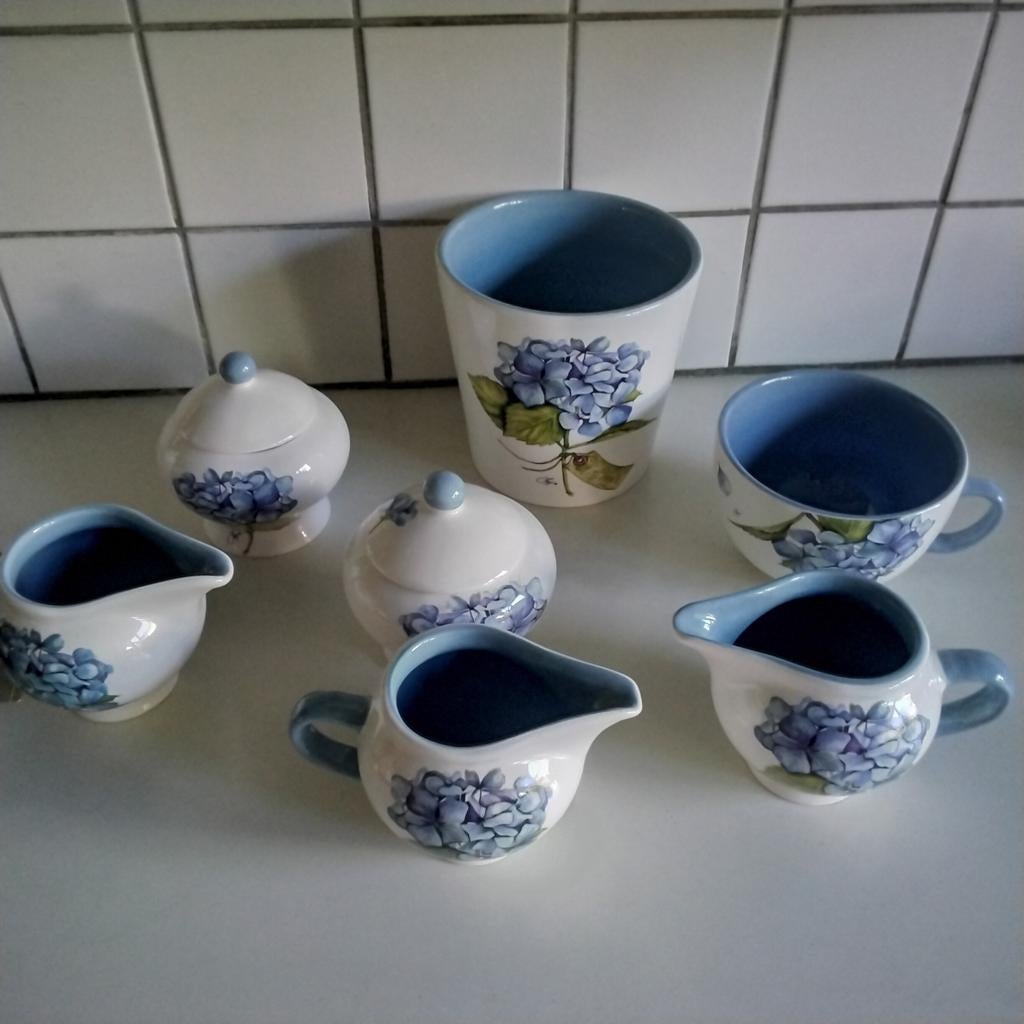 Jet hortensia 4 mokken,bloempot,soepkom, roomstellen, Ophalen of Verzenden, Zo goed als nieuw, Overige stijlen, Kop(pen) en/of Schotel(s)