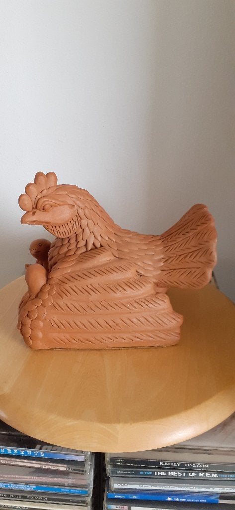 Beeld Aardewerk Kip Met Twee Kuikens, Ophalen of Verzenden, Zo goed als nieuw, Steen, Dierenbeeld