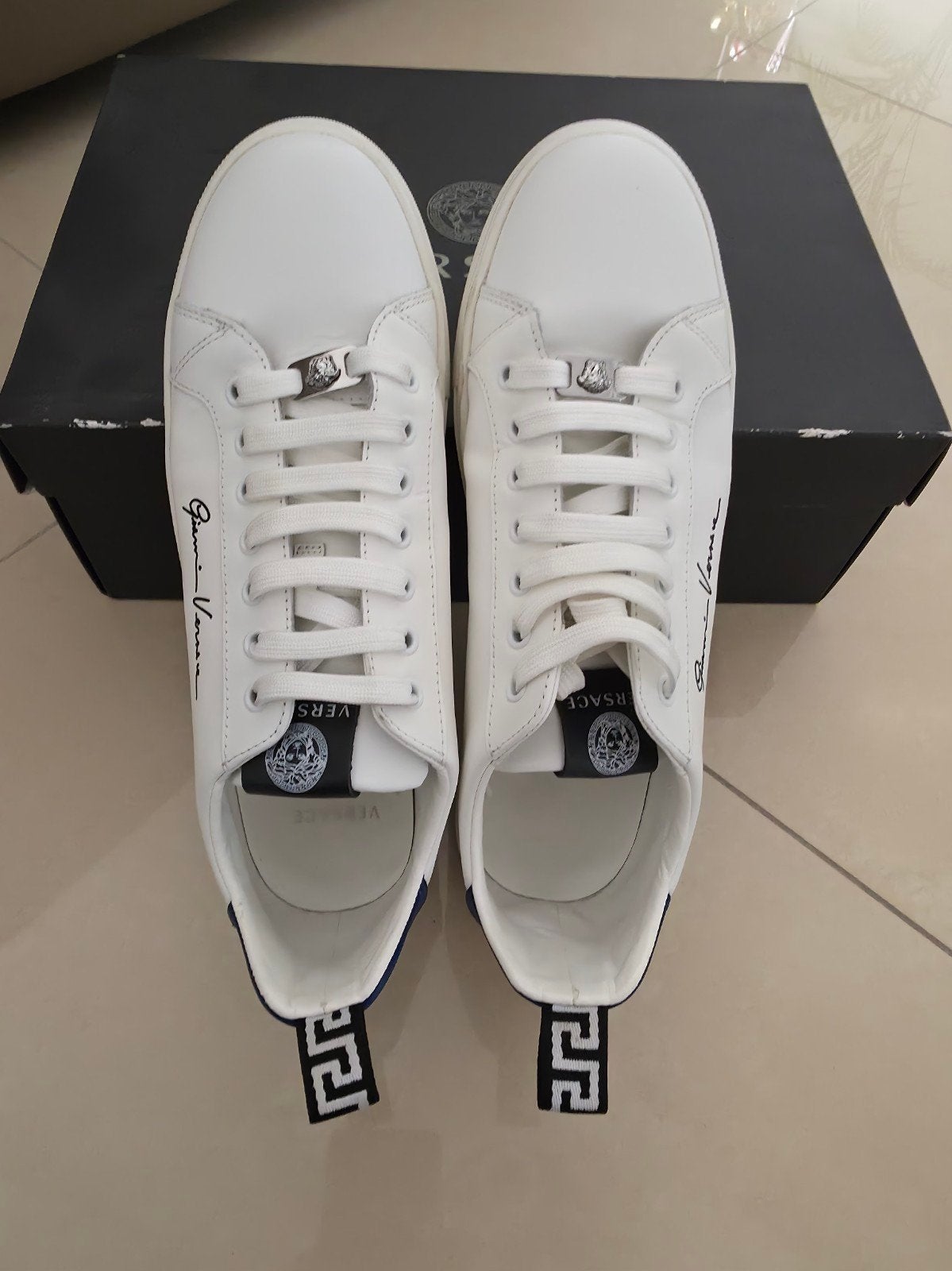 Versace sneakers maat 41
Weinig gedragen, als nieuw!

Origin, Ophalen of Verzenden, Zo goed als nieuw, Wit