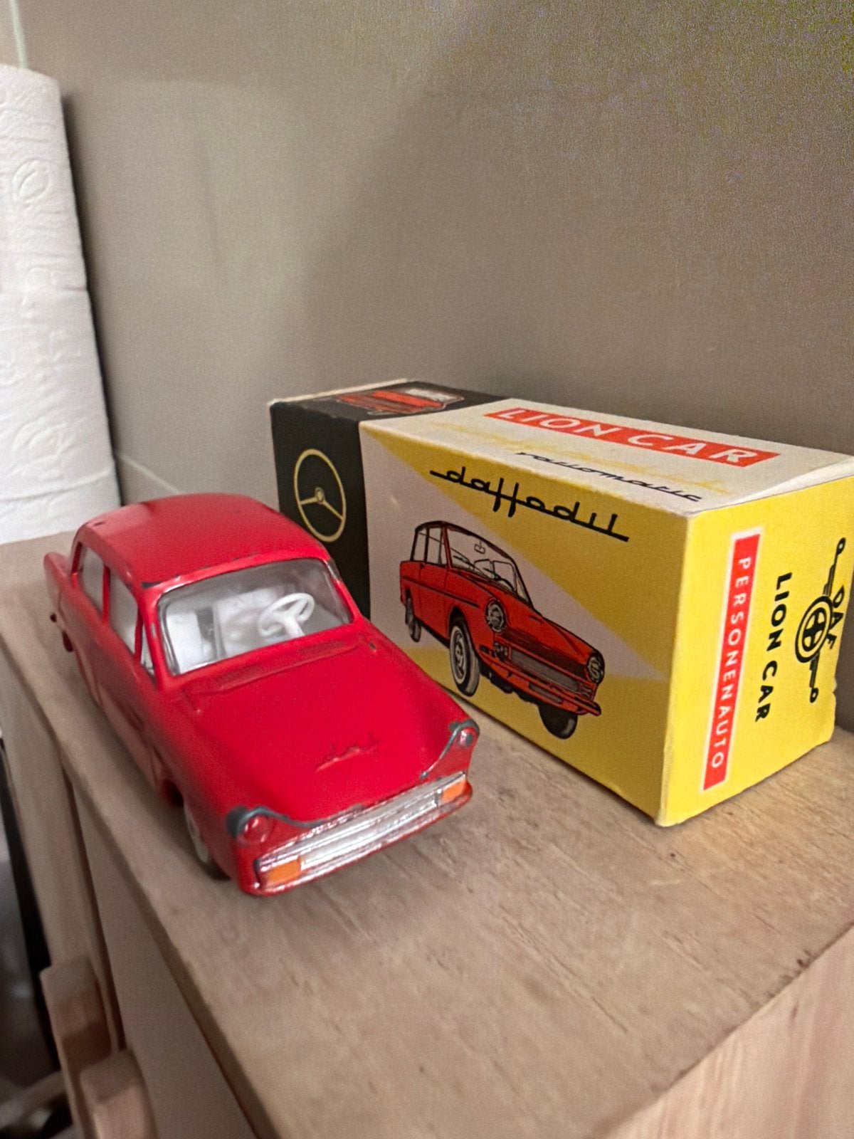 Vintage Lion Car DAF Daffodil 1/43 - Rood, Gebruikt, Lion car, Ophalen of Verzenden, D