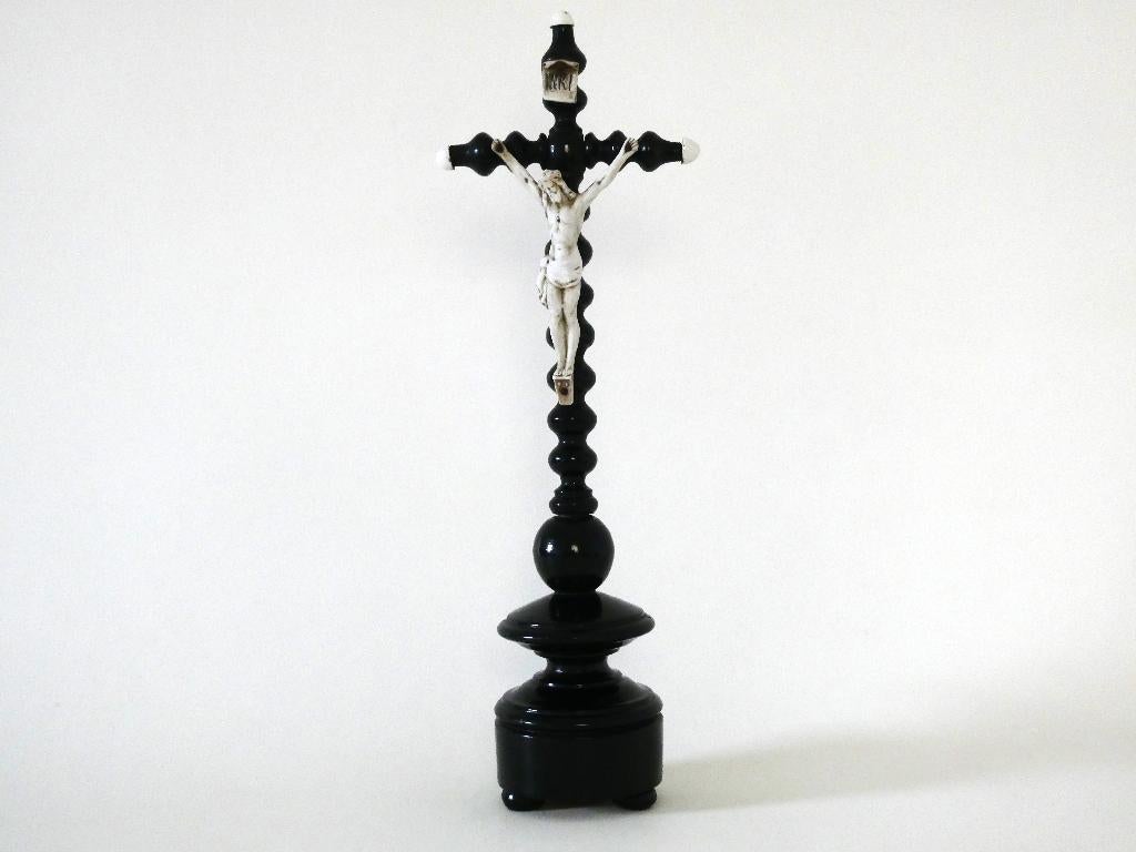 Crucifix met zwarte afwerking met biscuitporselein Jezus, Antiek en Kunst, Ophalen of Verzenden