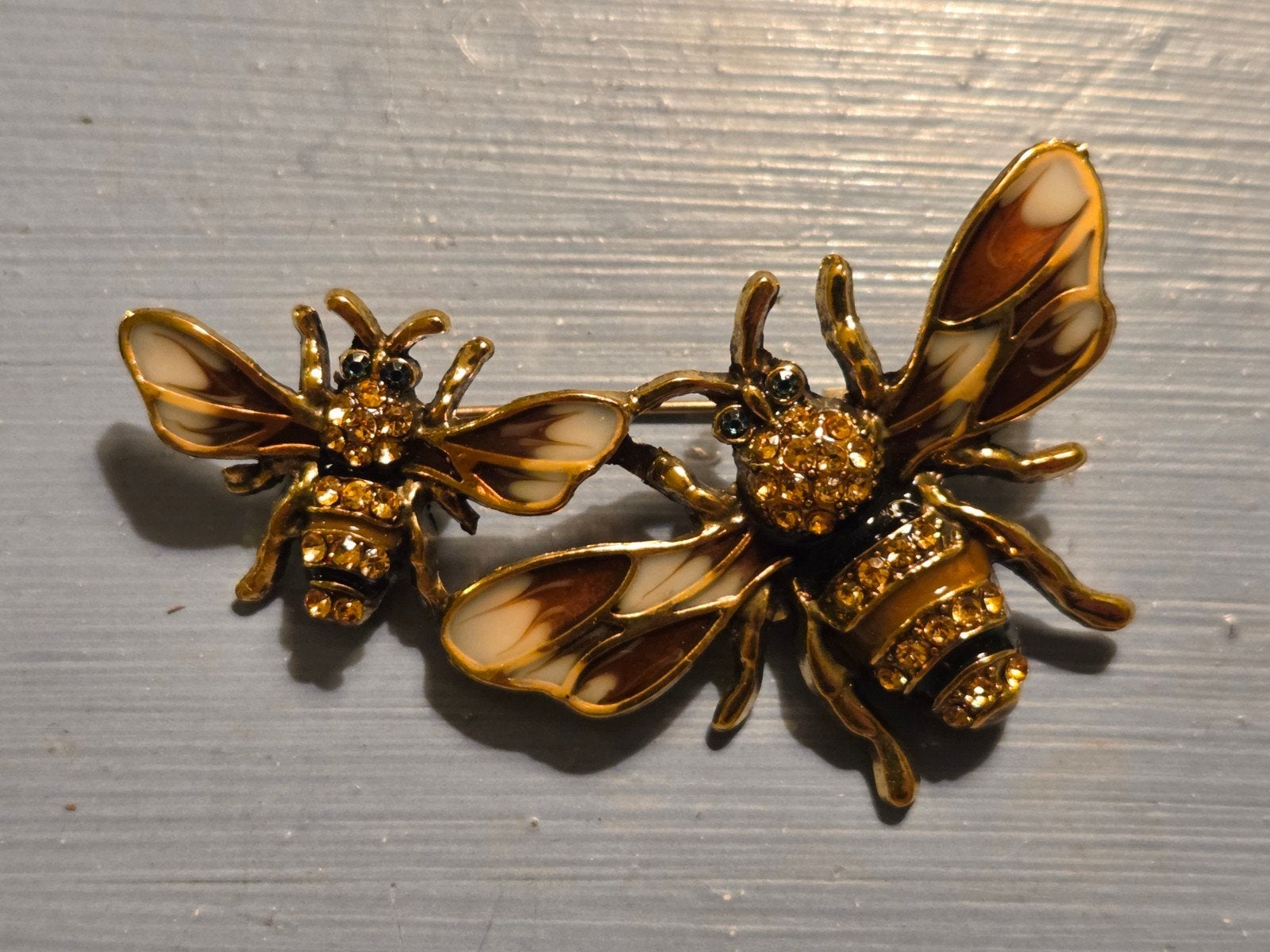 Bijen broche, Ophalen of Verzenden, Nieuw, 4 tot 7 cm, Overige materialen