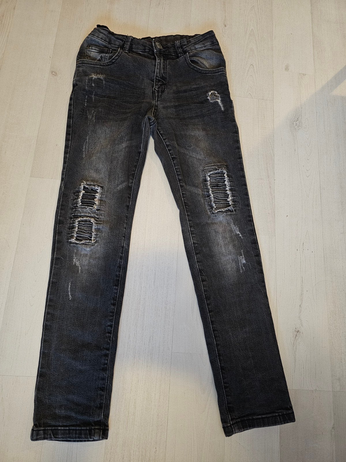 Zwarte jeans ARRESTED maat 152 distressed, Kinderen en Baby's, Broek, Ophalen of Verzenden, Zo goed als nieuw, Jongen