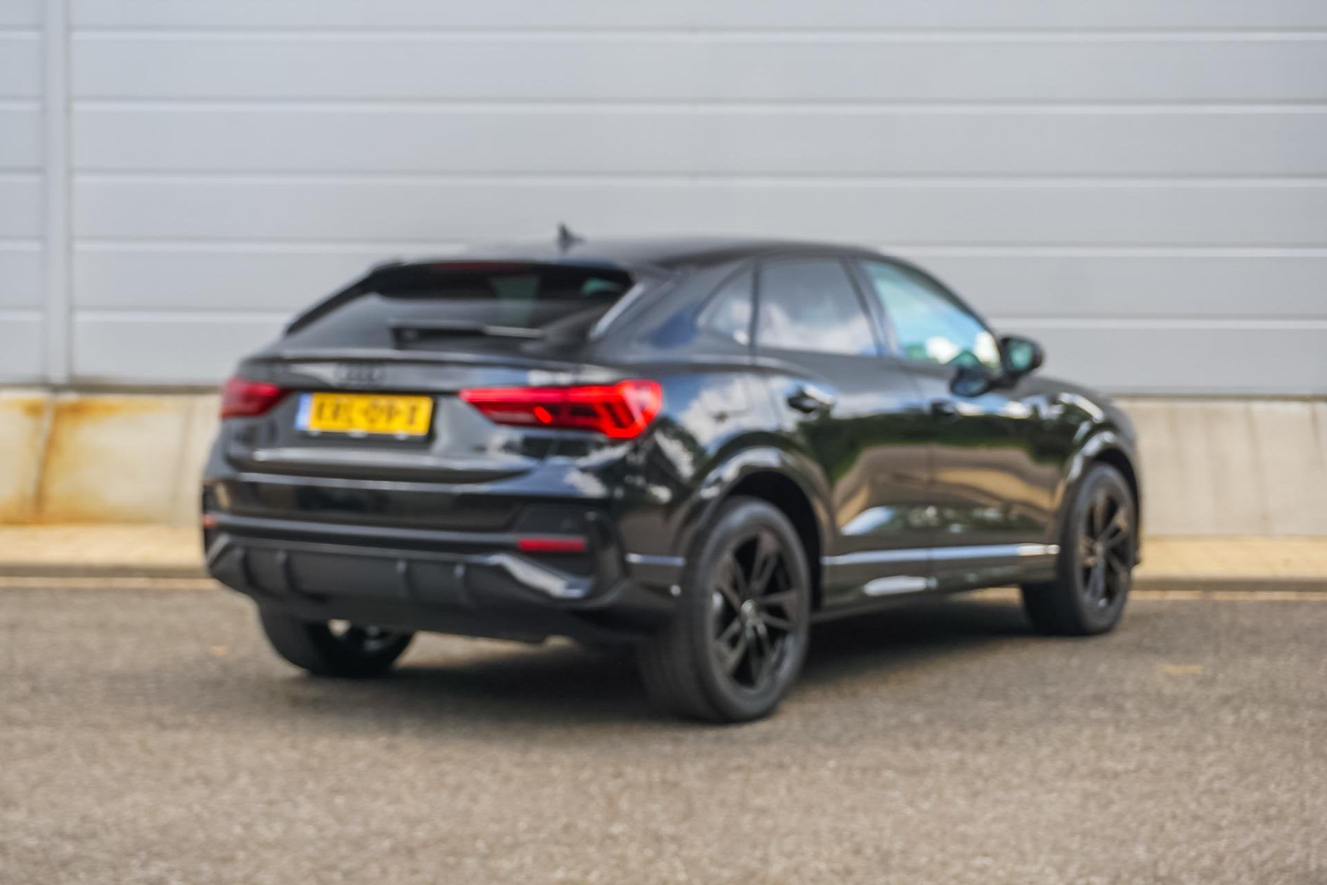 Audi Q3 Sportback 45 TFSIe 245pk PHEV S Edition | Panoramada, Auto's, Gebruikt, Metallic lak, Leder en Stof, Zwart