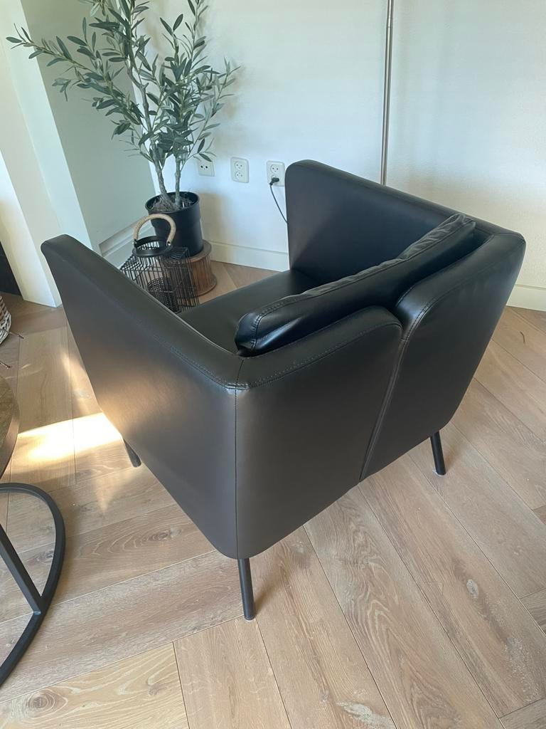 fauteuil zwart, breedte en diepte 72cm,  hoog 43 vm zitvlak, Ophalen, Minder dan 75 cm, Leer, Zo goed als nieuw