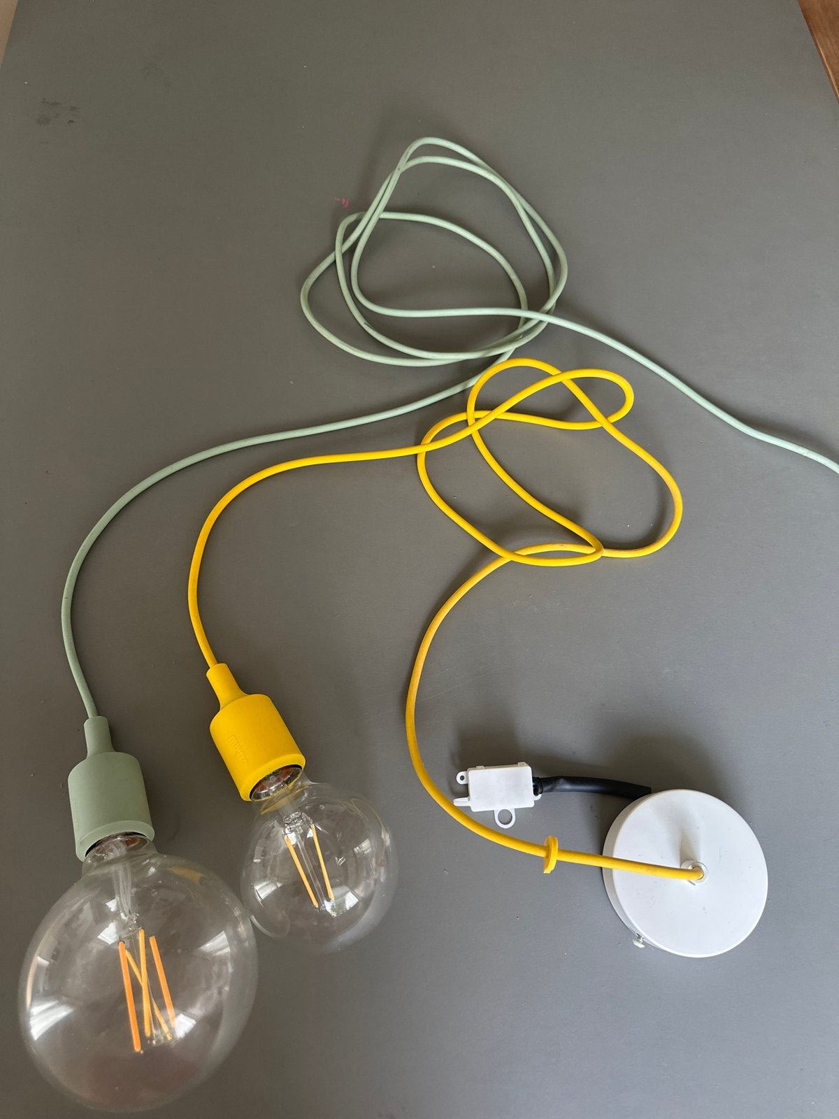 2x Muuto E27 lampen - geel en mintgroen, Ophalen of Verzenden, Gebruikt, Kunststof, E27 (groot)