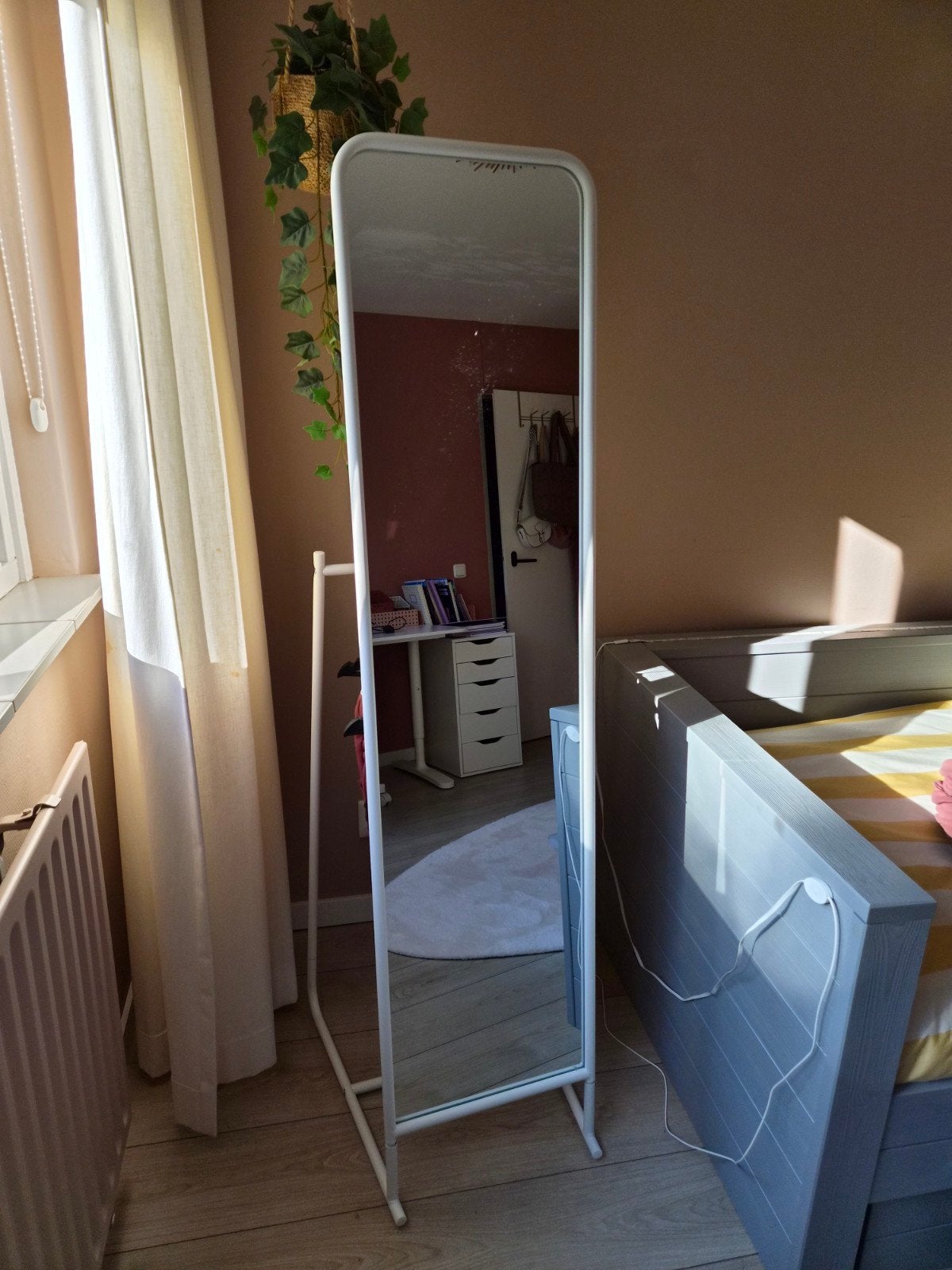 Witte passpiegel Knapper (Ikea) met kledingrek en haken, Ophalen, Minder dan 50 cm, Zo goed als nieuw, 150 tot 200 cm