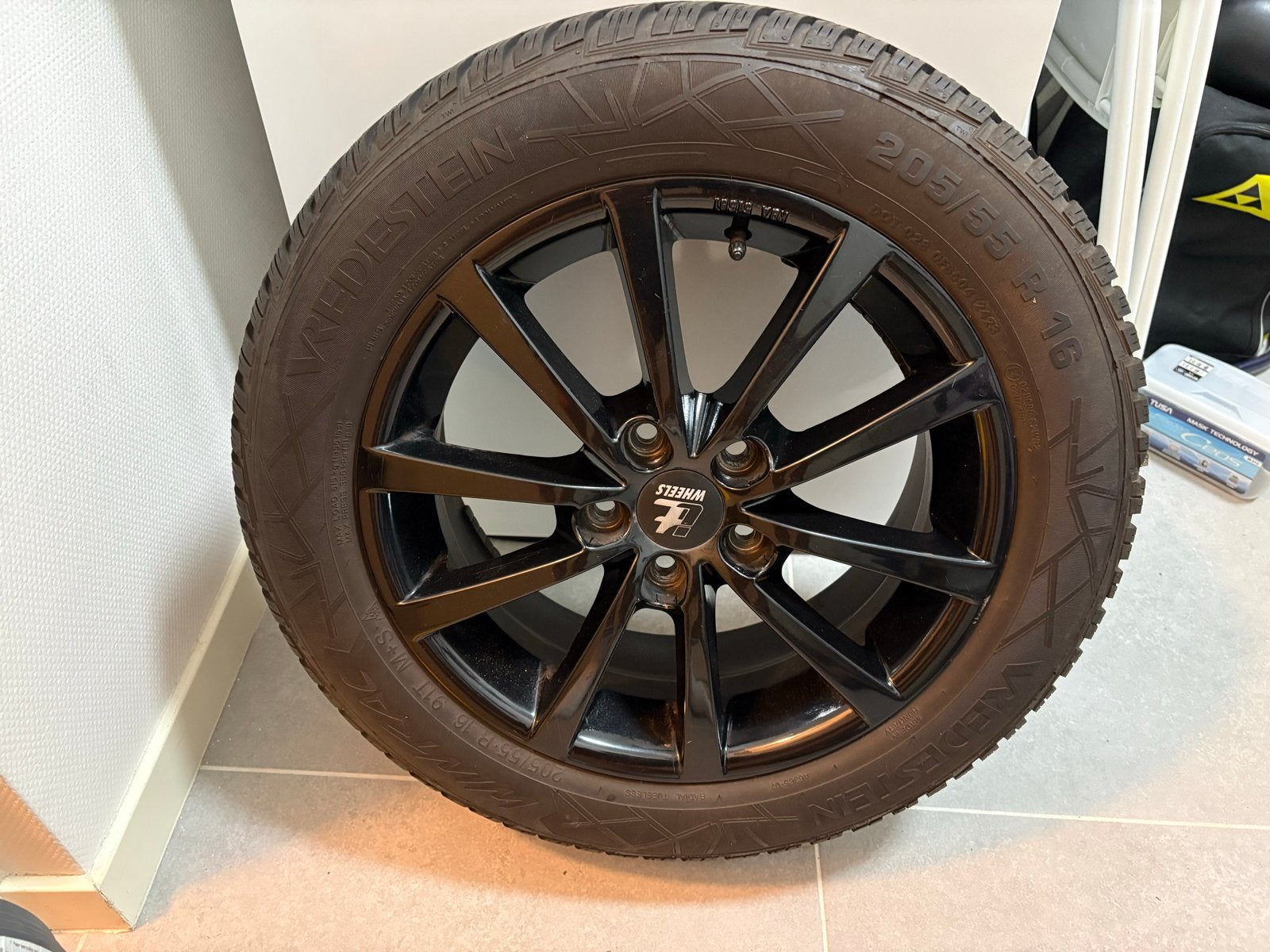 Winterset Volvo V40, 16 inch zwarte velgen, Auto-onderdelen, Ophalen, Gebruikt, 16 inch, Banden en Velgen