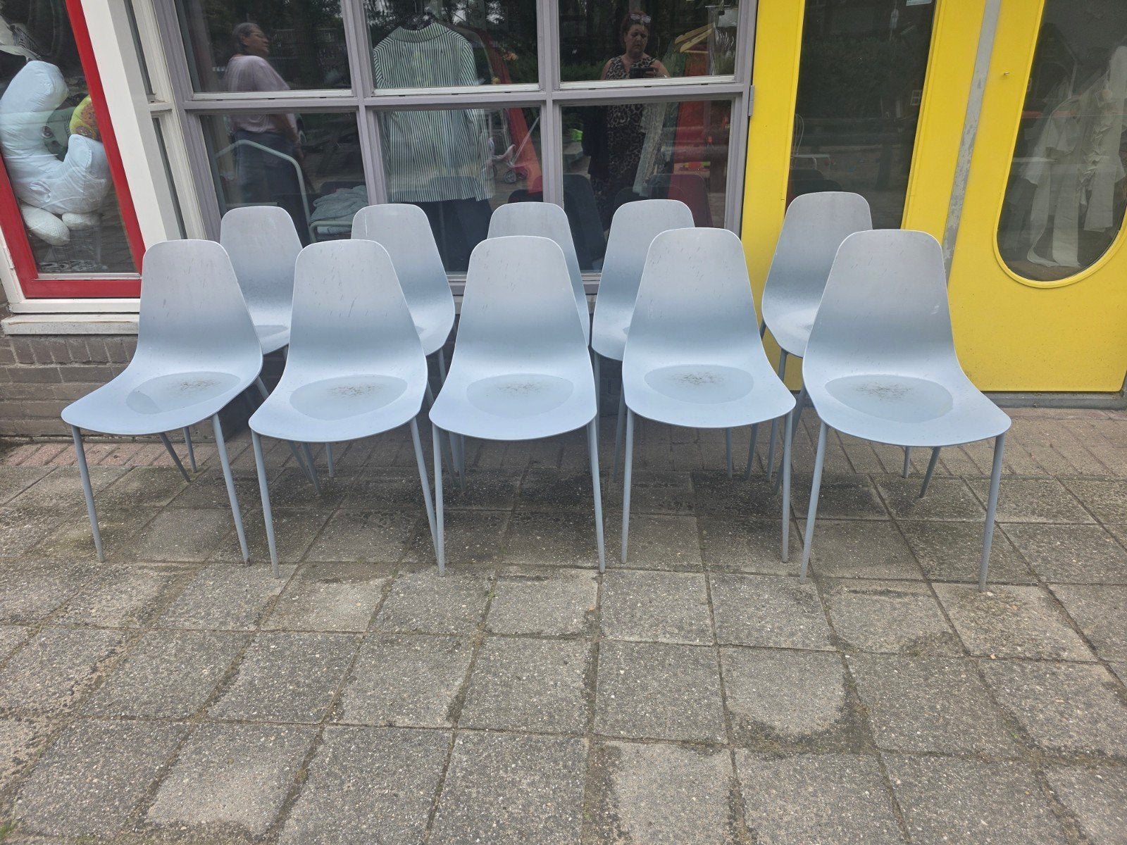10 licht grijze tuinstoelen, Ophalen
