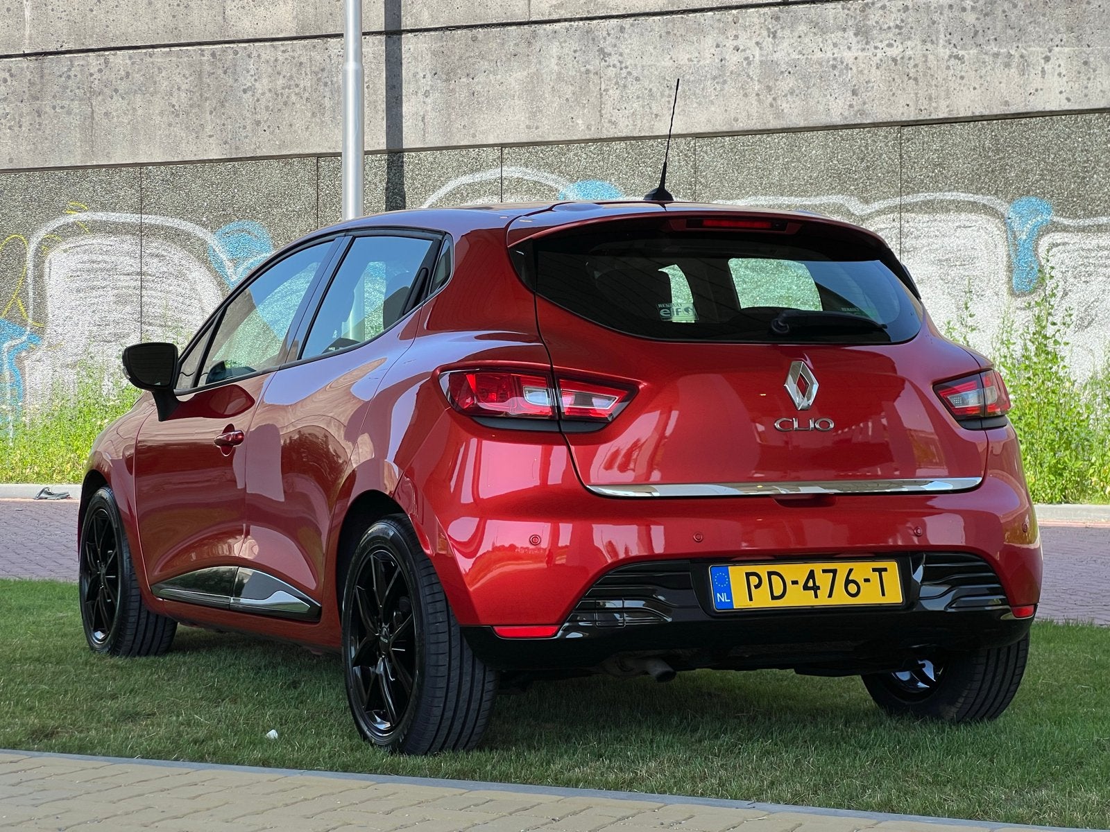 Renault Clio 0.9 TCE / 2013 / 5 DEURS / AIRCO, Voorwielaandrijving, Stof, 40 €/maand, Zwart