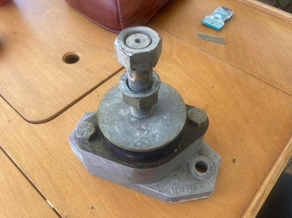 8 Stuks Vetus Trillingsdemper - Motorsteun voor Boot, Watersport en Boten, Ophalen of Verzenden, Gebruikt, Motor en Techniek, Zeilboot of Motorboot