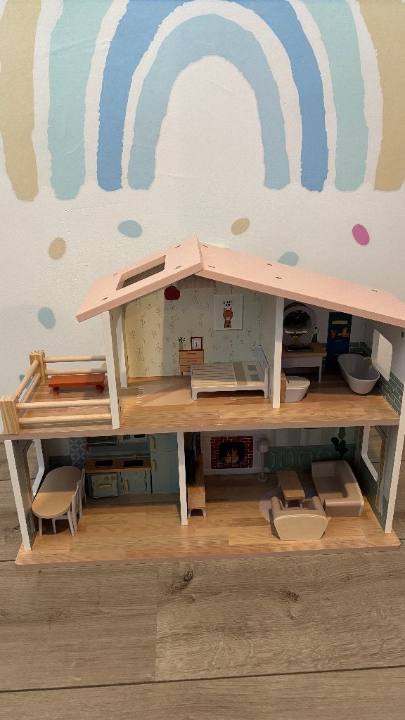 Dollhouse for kids(wooden) with toy pieces, Ophalen, Zo goed als nieuw