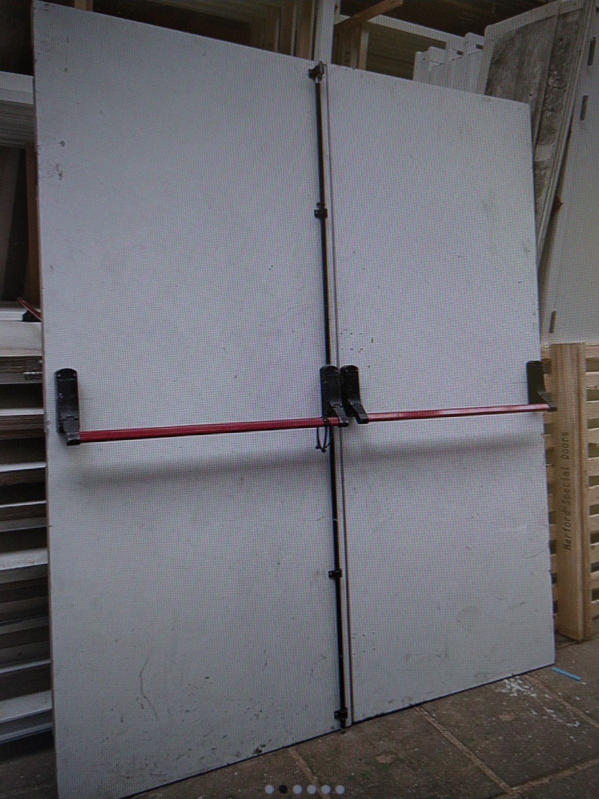 dubbele garage deuren met paniek sluiting