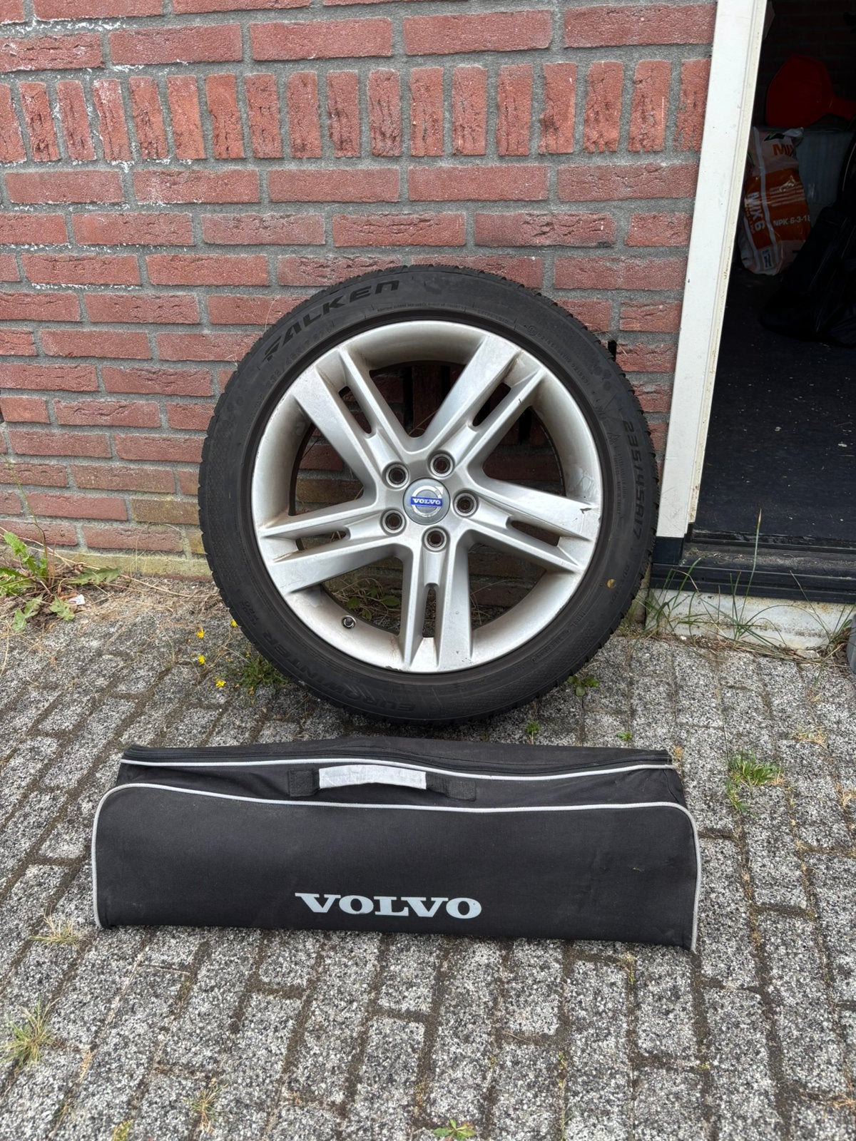 Volvo V60 winterbanden op velg inclusief sneeuwkettingen, Ophalen, Gebruikt, Banden en Velgen, 17 inch