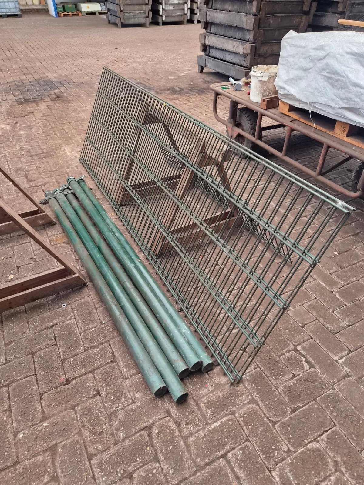 Gebruikt hekwerk met palen - Ideaal voor tuin of erf, Tuin en Terras, Ophalen, Gebruikt, IJzer, Dubbelstaafmat hekwerk