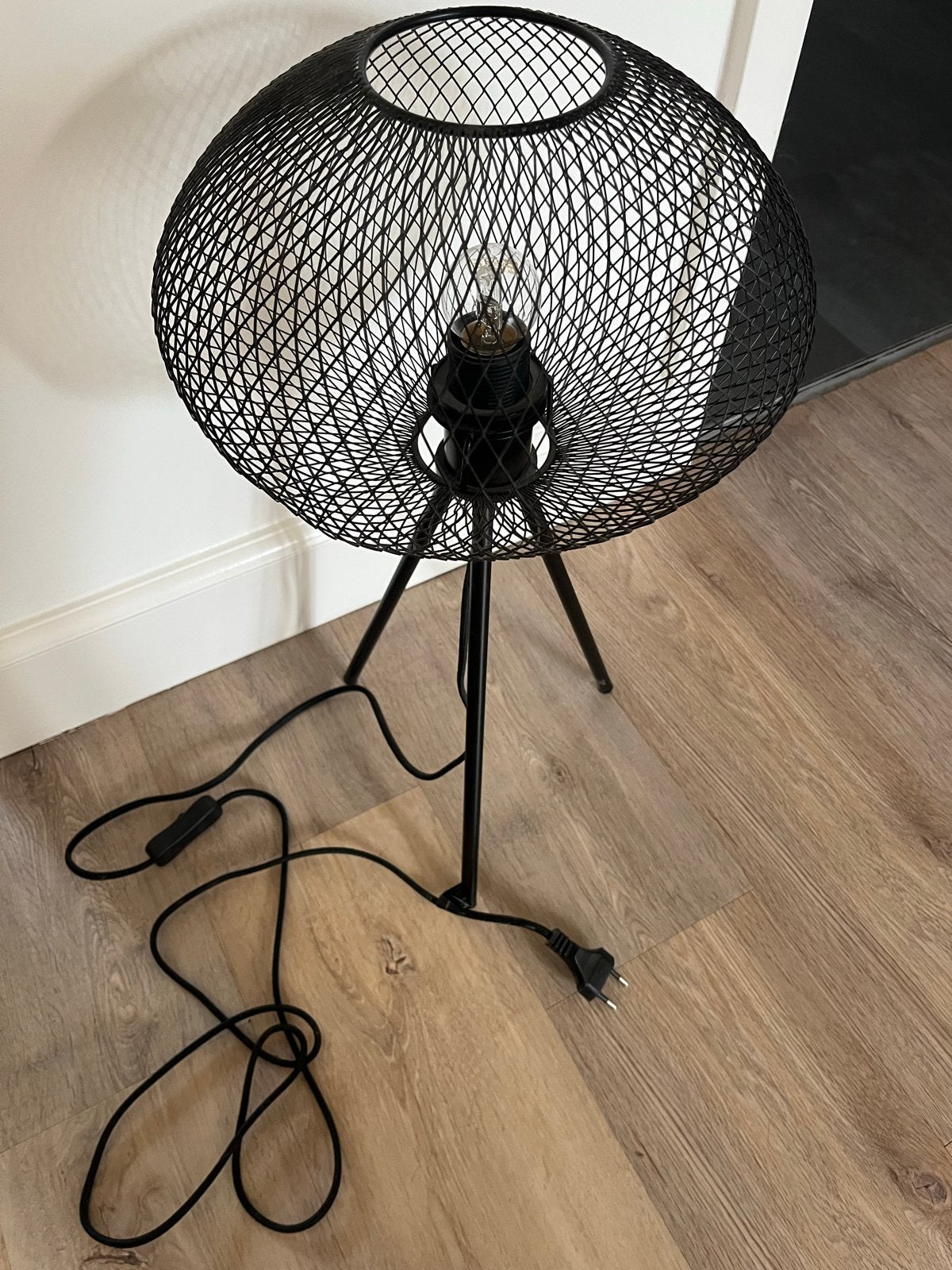 Zwarte, lage vloerlamp met draadframe en driepoot, Ophalen, Gebruikt, E27 (groot), Minder dan 100 cm