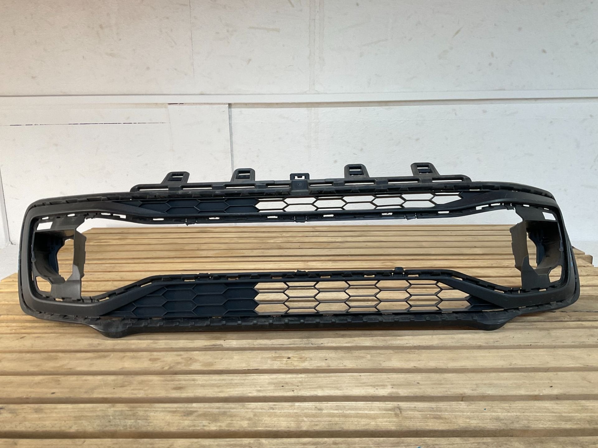 Bumper gril Volkswagen Up Facelift 17-24 1S0853677F grill R1, Gebruikt, Volkswagen, Volkswagen AG, Berliner Ring 2
38440  Wolfsburg, DE