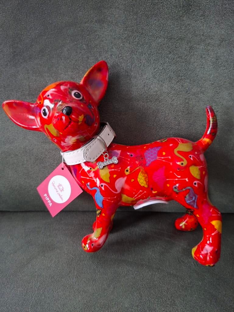 Pomme pidou Pippa Chihuahua beeldje rood met flamingo's, Ophalen of Verzenden, Nieuw, Steen, Aardewerk of Keramiek, Dier