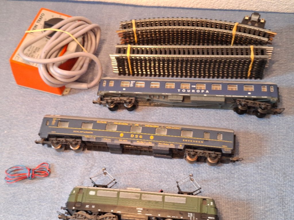 LIMA  LOK MET 2 X RIJTUIGEN  TRAFO RAILS, Gelijkstroom, Ophalen of Verzenden, Lima, Gebruikt