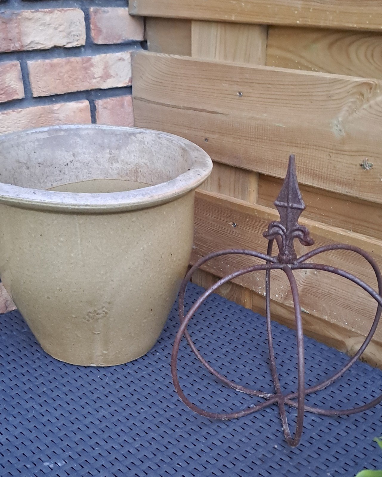 bloempot met metalen kroon, Tuin en Terras, Bloembakken en Plantenbakken, Ophalen, Steen, Gebruikt, Minder dan 30 cm