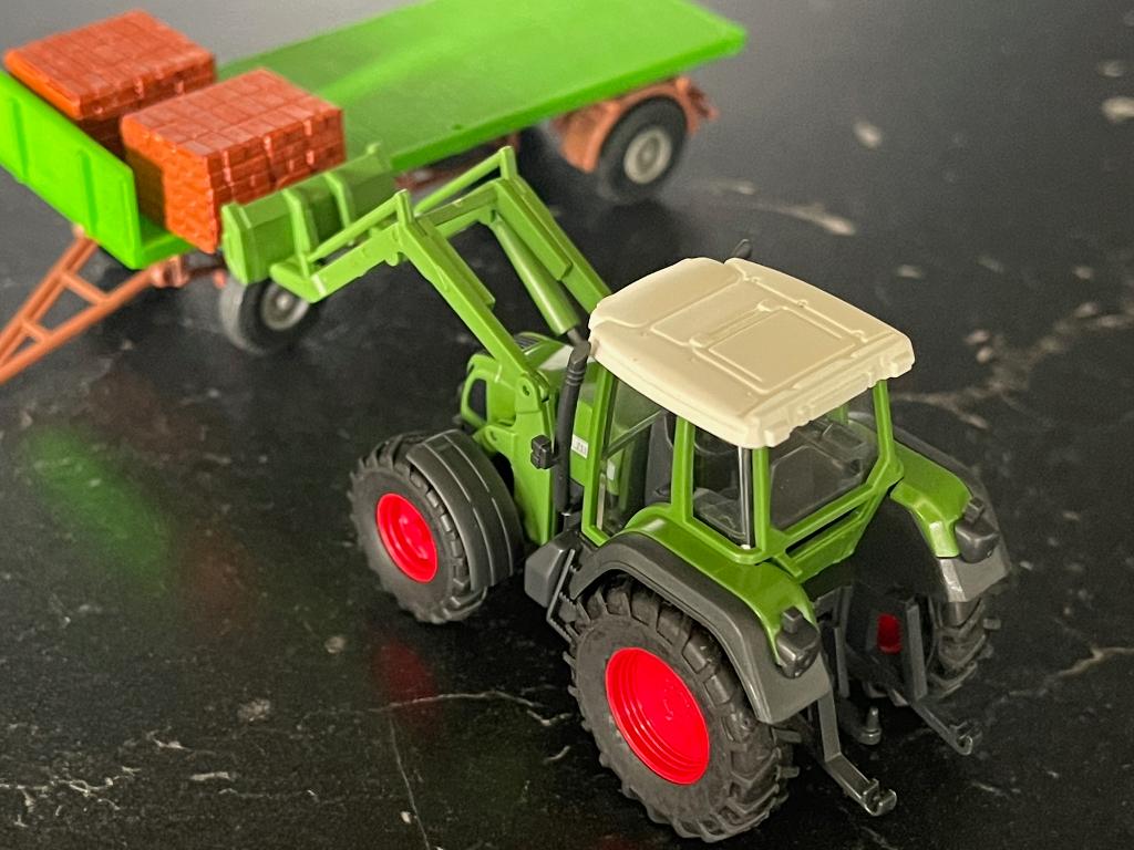 Agri-2862: Fendt Favorit 711 tractor met gevorkte frontlader, Hobby en Vrije tijd, Modelauto's | 1:87, Nieuw, Hijskraan, Tractor of Landbouw