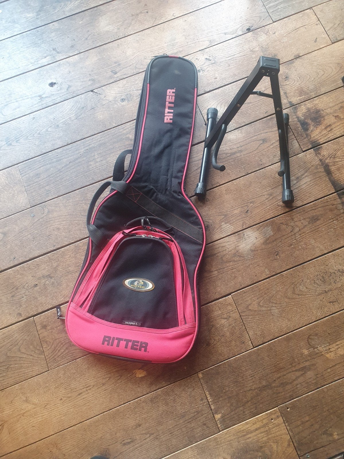 Gitaartas met standaard., Ophalen, Akoestische gitaar