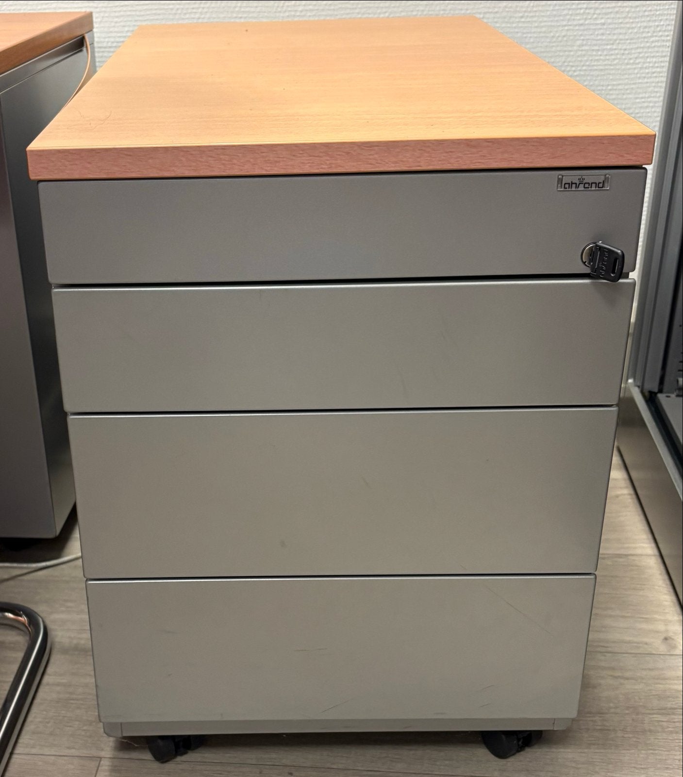 bureau, kast, tafel en stoelen, Ophalen, Gebruikt