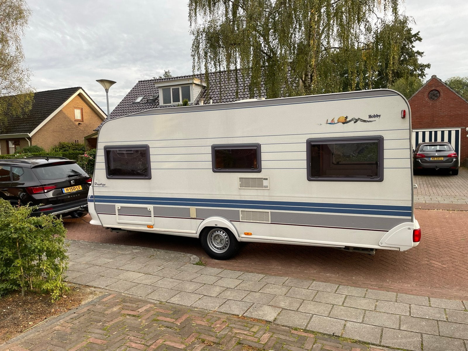 Hobby Prestige 495 met voortent en luifel, Rondzit, Hobby, Dwarsbed, Particulier