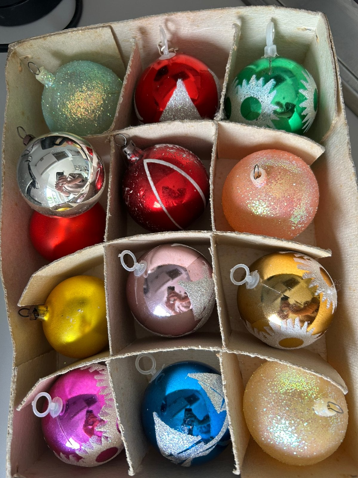 Doosje vintage kunsstof kerstballen, voornamelijk italiaans, Ophalen of Verzenden, Gebruikt