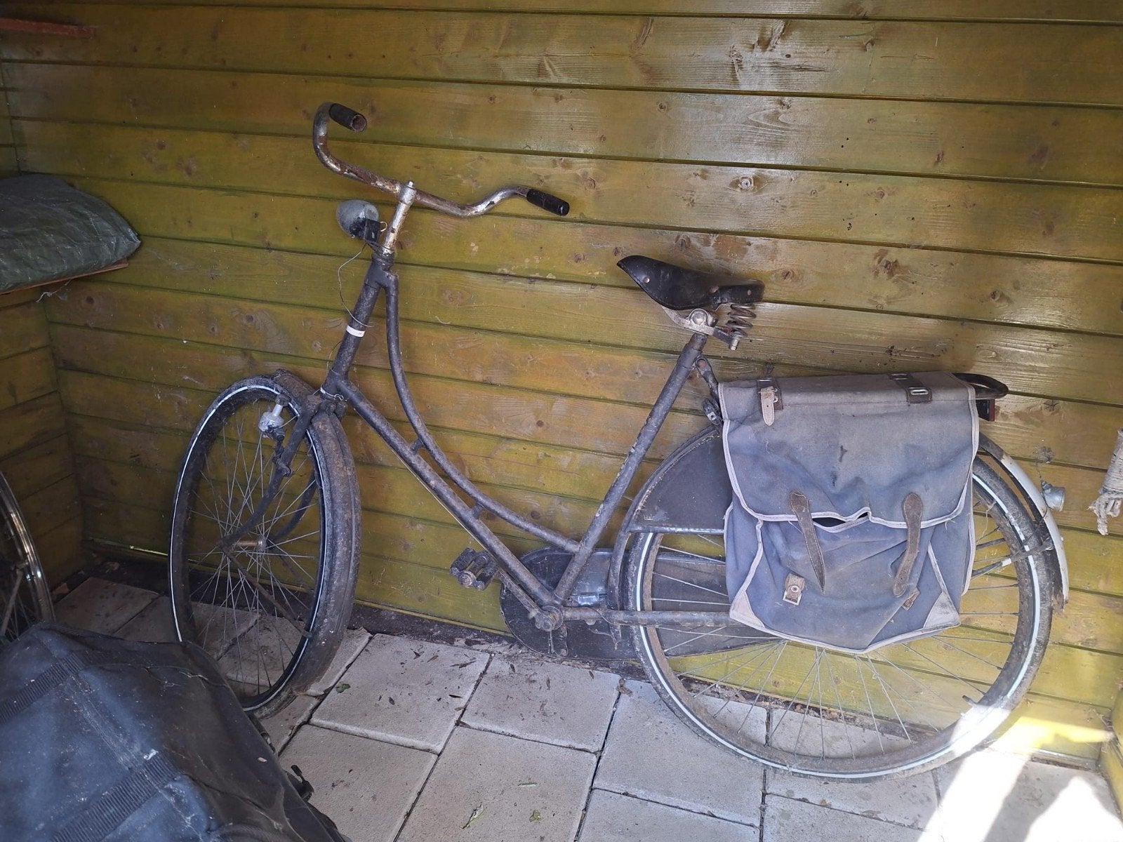 oude fiets voor een bos bloemen, Ophalen, Gebruikt