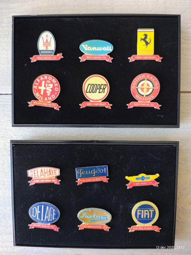 Speldjes automerken met behaalde prijzen per automerk., Verzamelen, Speldjes, Pins en Buttons, Ophalen of Verzenden, Transport