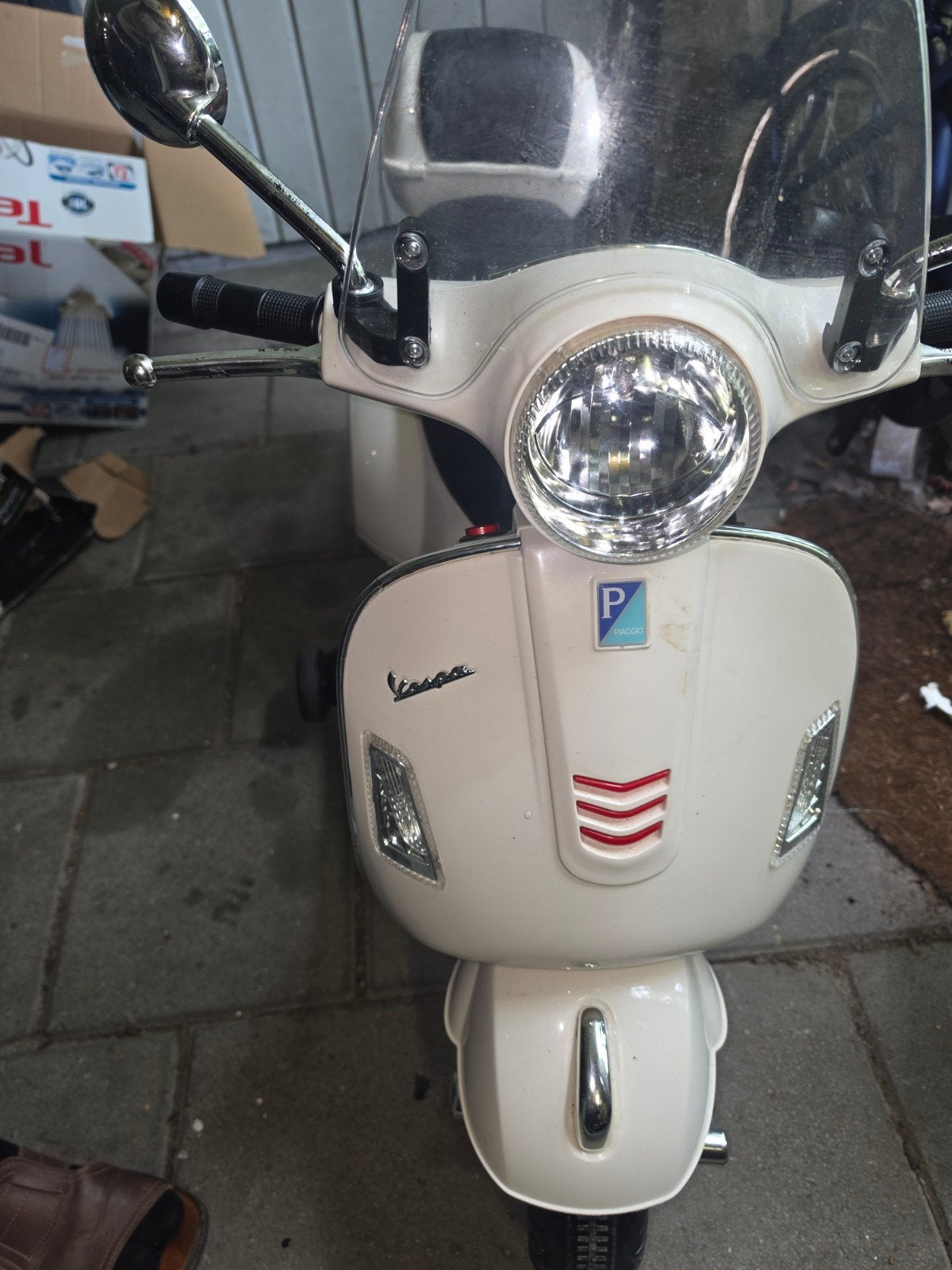 Elektrische kinderscooter Vespa-stijl – wit, weinig gebruikt, Fietsen en Brommers, Ophalen of Verzenden