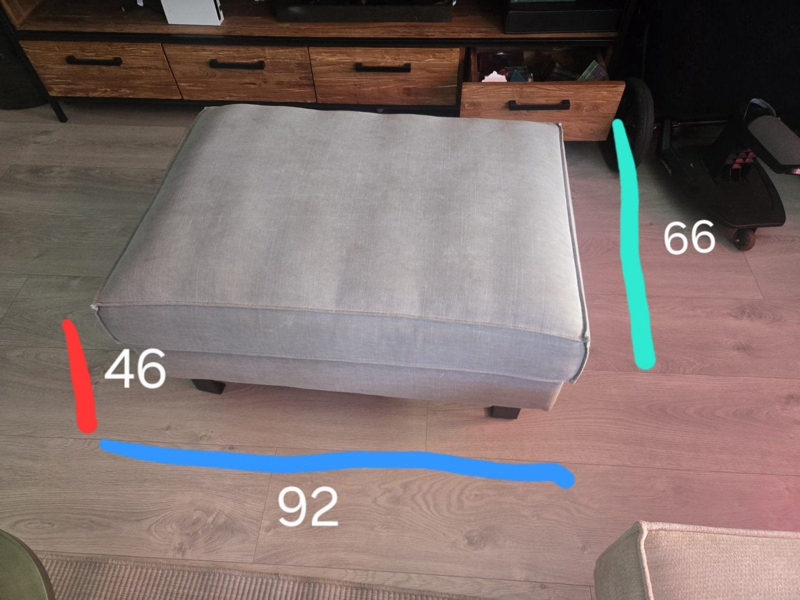 Grijze poef/voetenbank - Gratis, Ophalen, Modern, Comfortabel, 75 tot 100 cm, Zo goed als nieuw