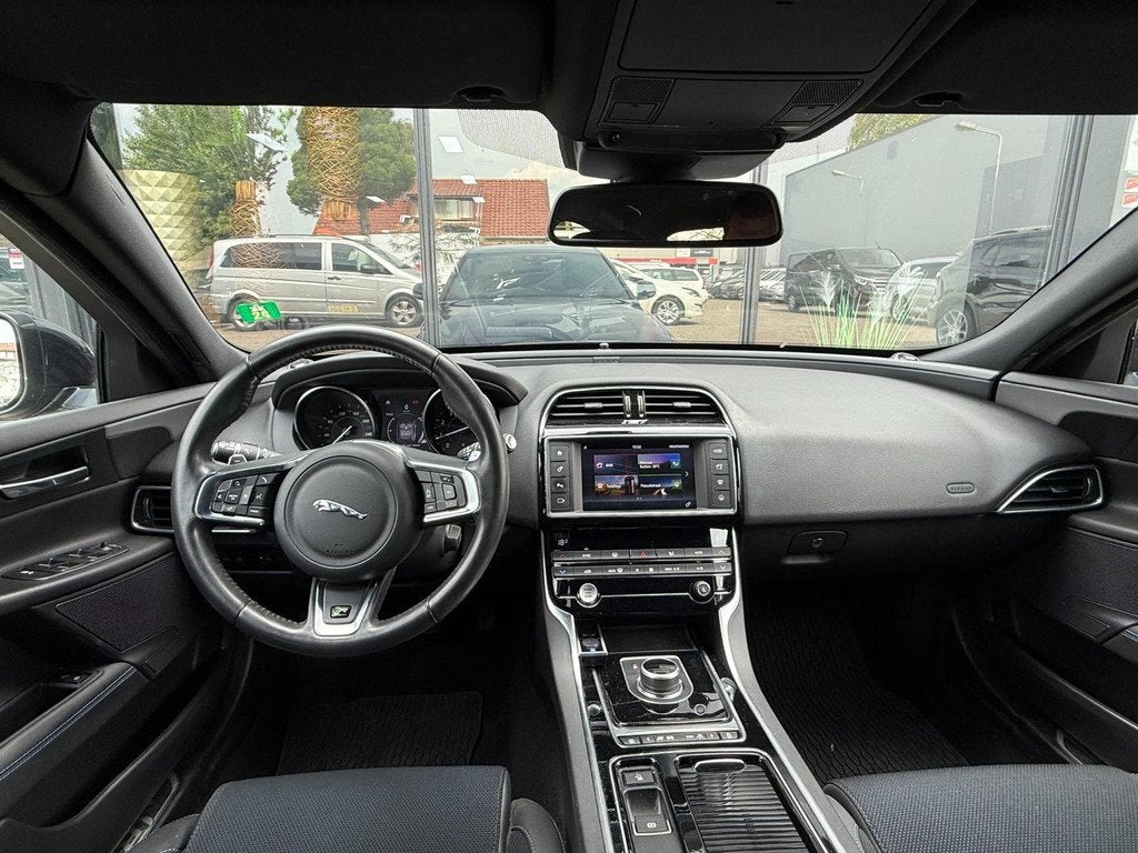 Jaguar XE 2.0 R-Sport DEALERONDERHOUDEN INC. BTW, Auto's, Jaguar, Automaat, Euro 6, 4 cilinders, Blauw