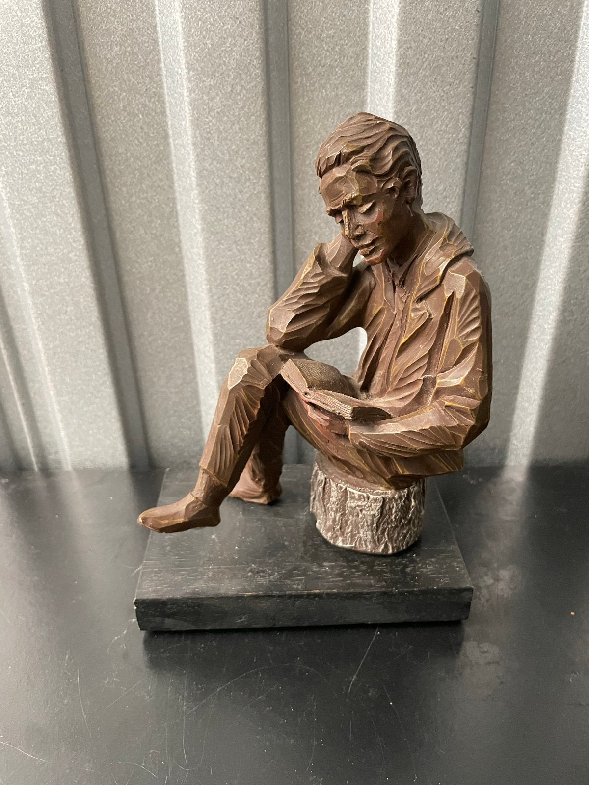Twee bronzen beeldjes van lezende figuren, Minder dan 20 cm, Ophalen of Verzenden, Beeld, Bruin