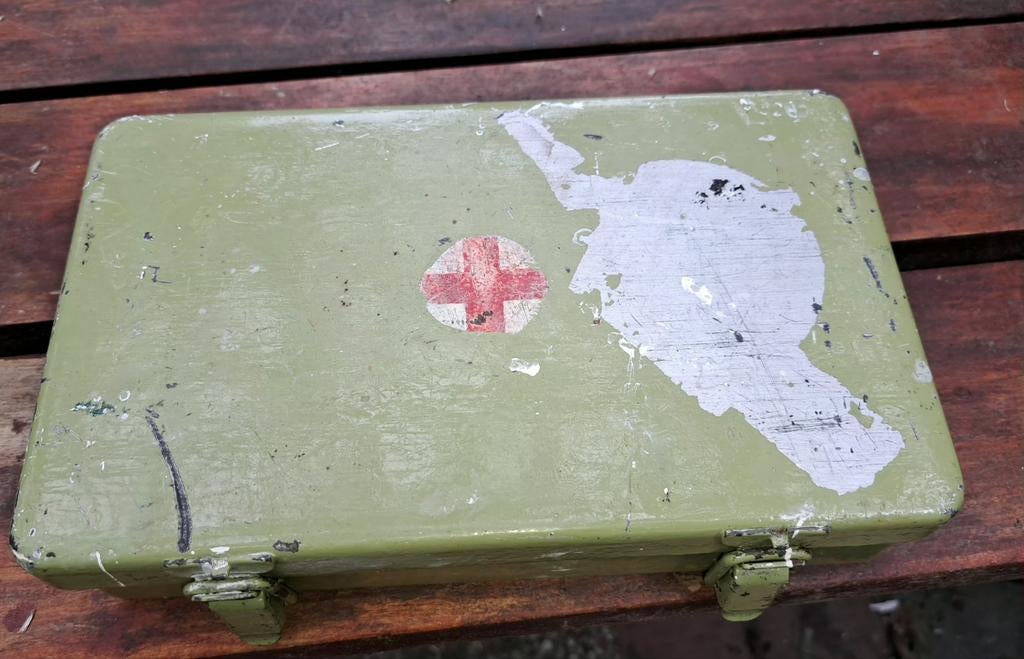 Oud leger metalen ehbo kistje met inhoud  compleet, Ophalen of Verzenden, Landmacht, Nederland, Kist of Geocache