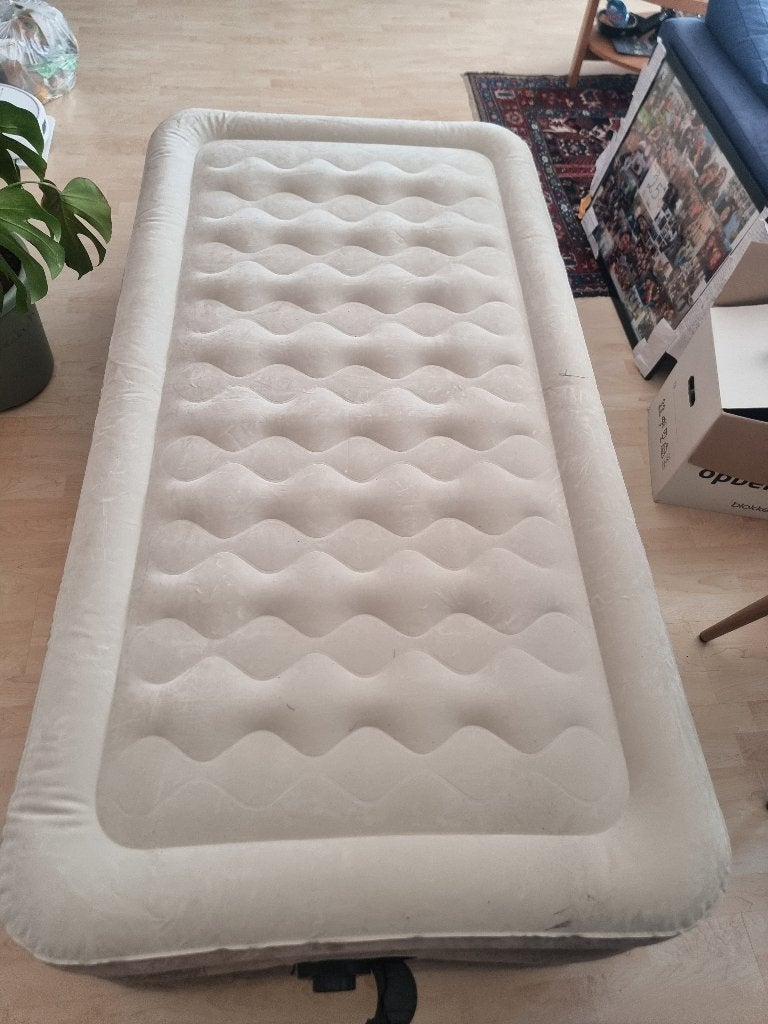 Intex Eenpersoons Luchtbed met Ingebouwde Pomp, Caravans en Kamperen, Ophalen of Verzenden, Ingebouwde pomp, Zo goed als nieuw