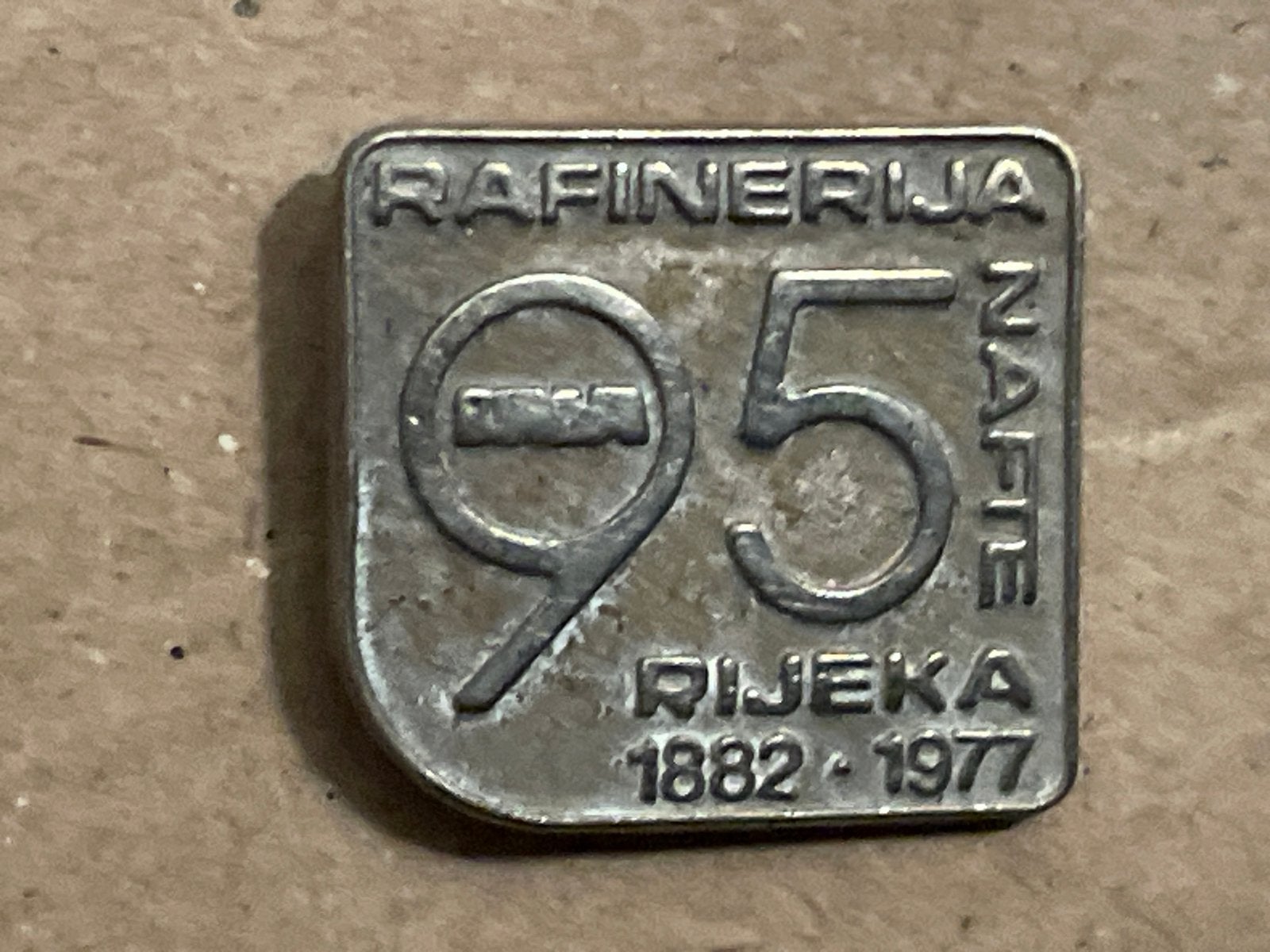 Herdenkingsspeldje Rafinerija Nafte Rijeka 1882-1977, Ophalen of Verzenden, Losse munt