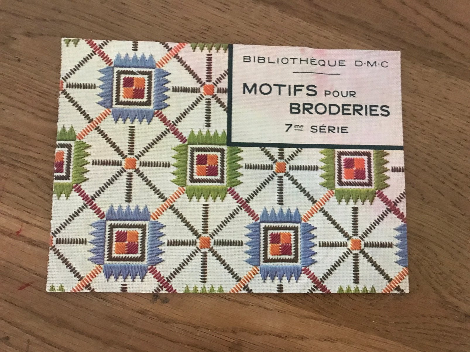 Boekje DMC , vol borduurmotieven , borduren kruissteek, Ophalen of Verzenden, Gebruikt, Patroon