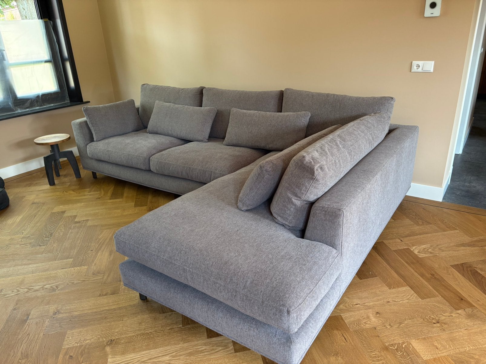 Gloednieuwe hoogwaardige stoffen bank in warme Taupe kleur, Huis en Inrichting, Banken | Sofa's en Chaises Longues, Zo goed als nieuw