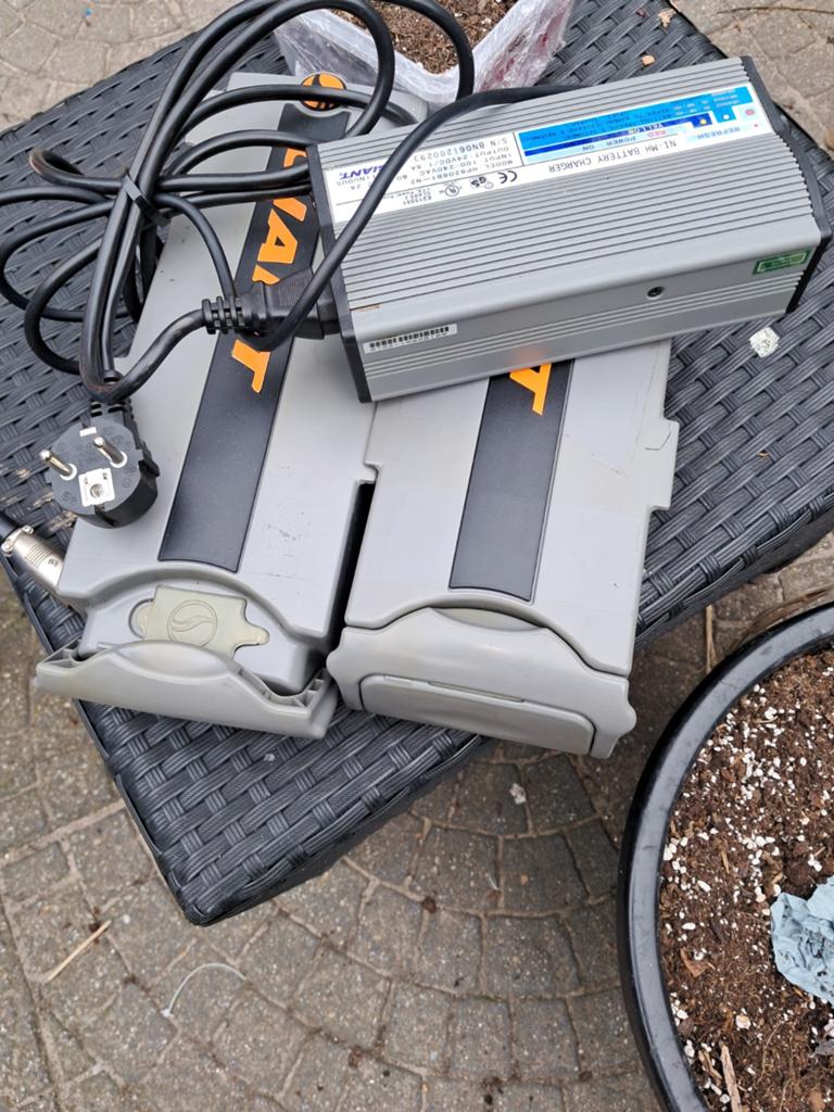 24 volt accu s en lader giant laden wel op en display stella, Fietsen en Brommers, Fietsaccessoires | Fietsaccu's, Ophalen of Verzenden