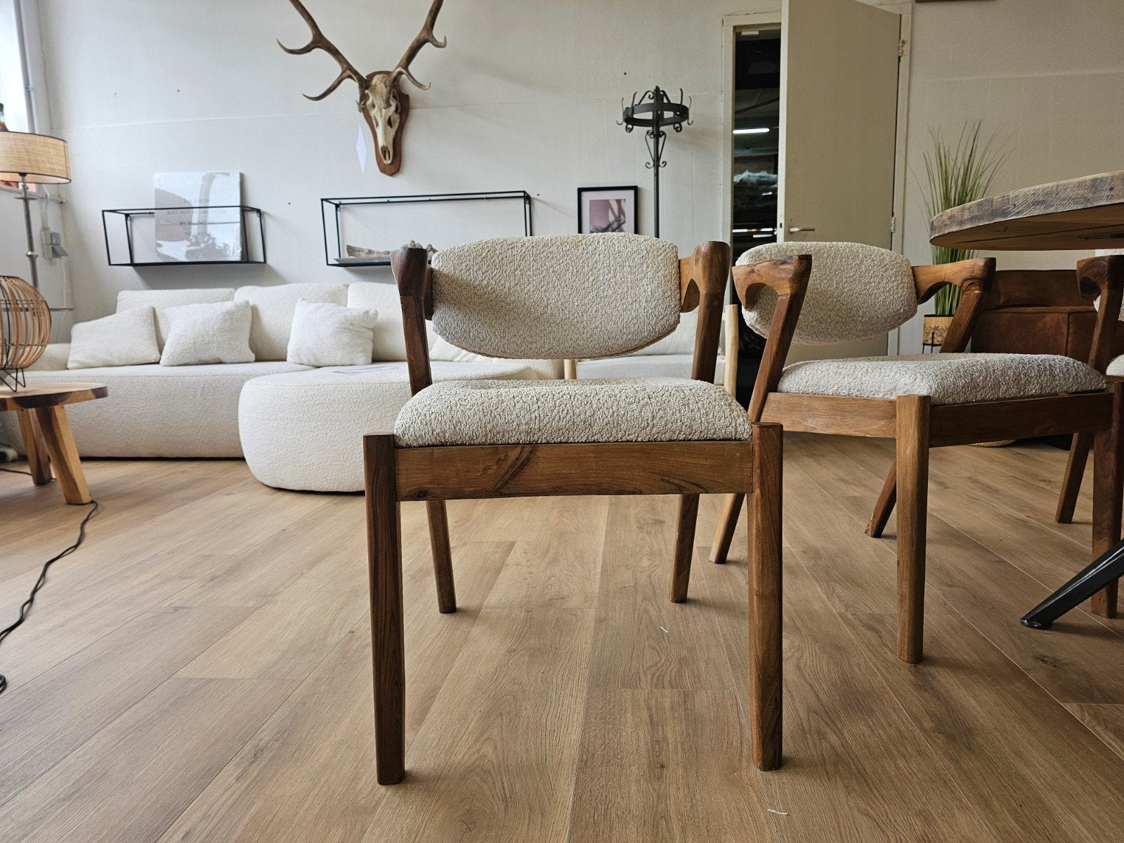 Eetkamer stoel - Walnoot frame en teddystof zitting, Huis en Inrichting, Stoelen, Ophalen, Home Friesland, Zo goed als nieuw, Info@homefriesland.nl