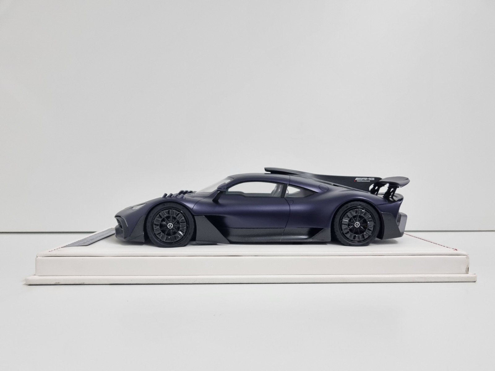Ivy Merit
Mercedes-Benz AMG ONE
Matt Purple
1/39 1:18 Nieuw, Ophalen of Verzenden, Nieuw, Auto