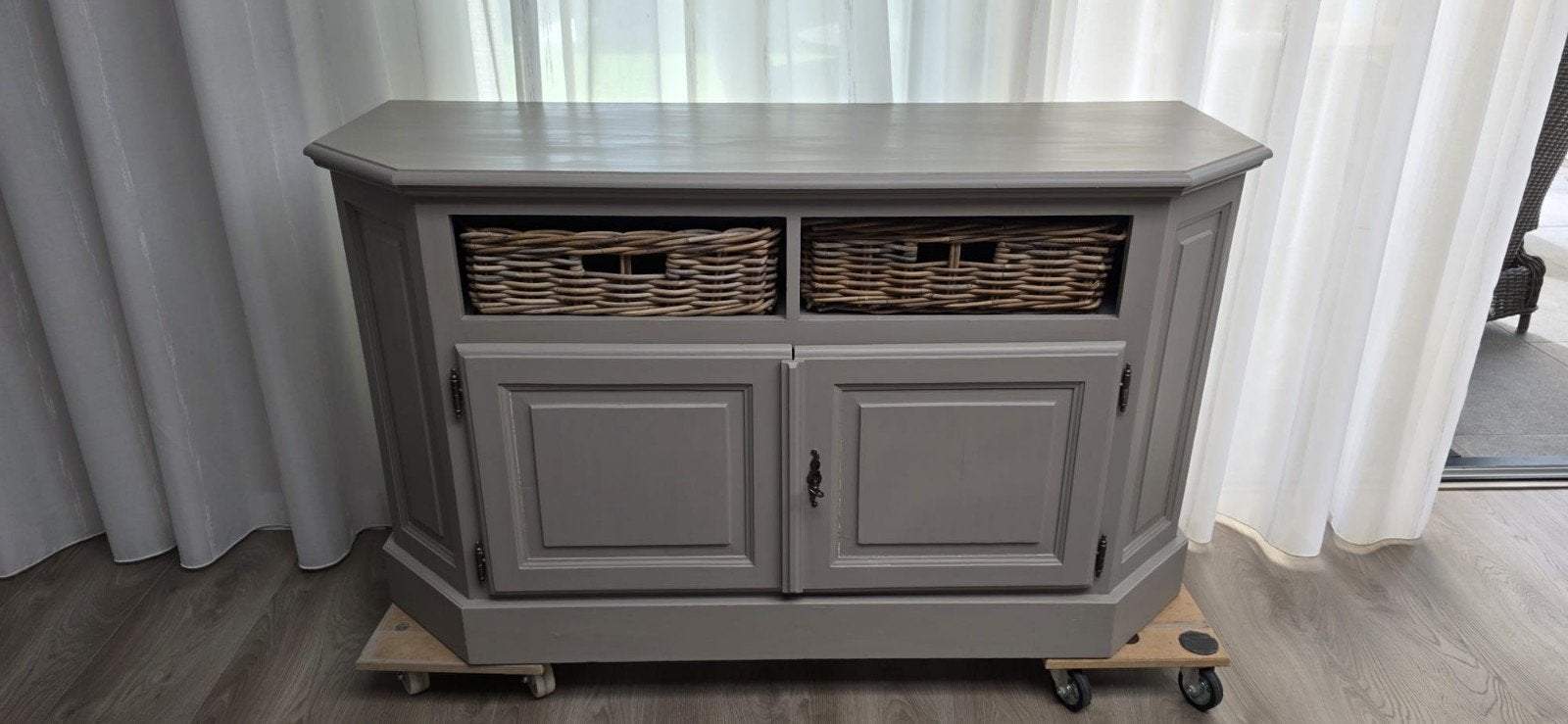Grijze kast met rieten manden en deurtjes, Huis en Inrichting, Kasten | Dressoirs, Ophalen, Gebruikt, Landelijk, Klassiek, 25 tot 50 cm