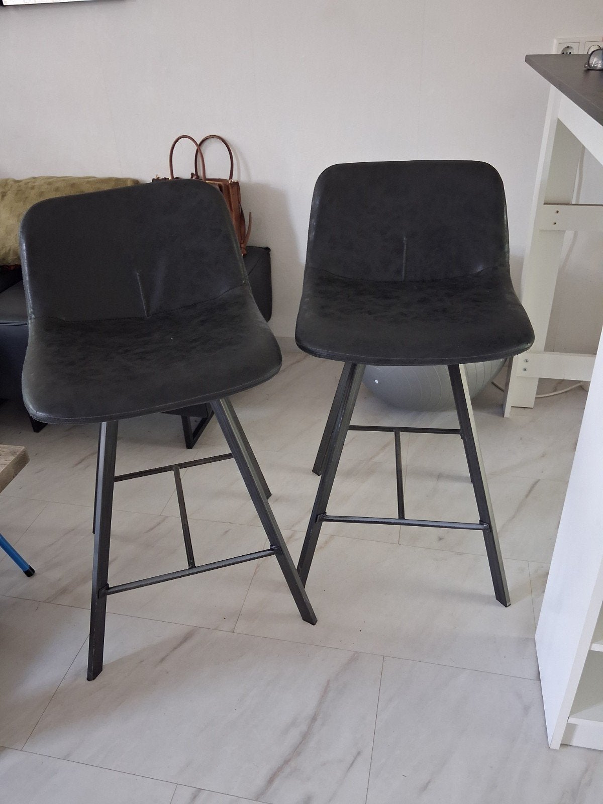 4 nette ledere barkrukken 69 cm zithoogte, 2 krukken, Ophalen, 60 tot 90 cm