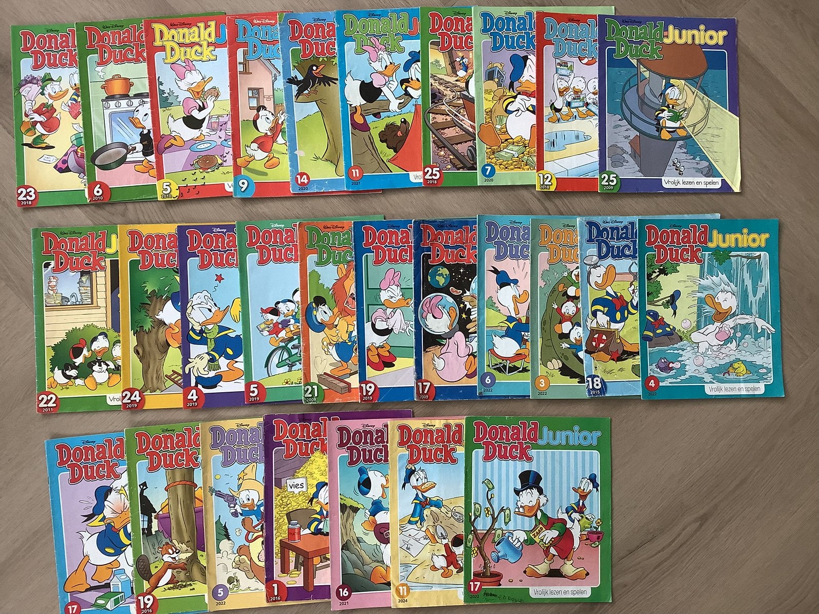 Veel donald duck junior per stuk te koop €1 tijdschriften, Meerdere comics, Ophalen of Verzenden, Europa