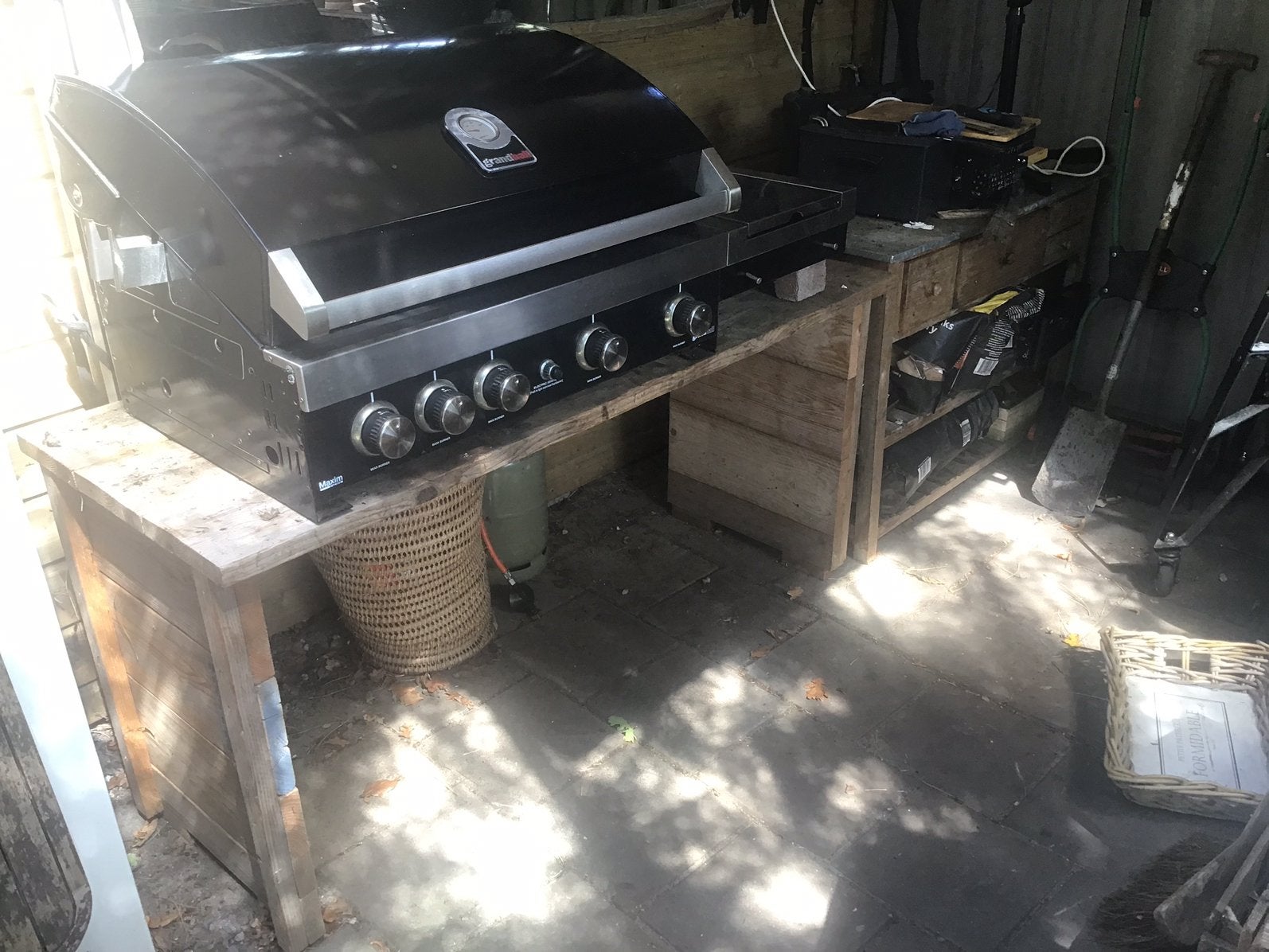 Grandhall gasbbq met elektrische spit met tafel, Ophalen, Gebruikt, Gas